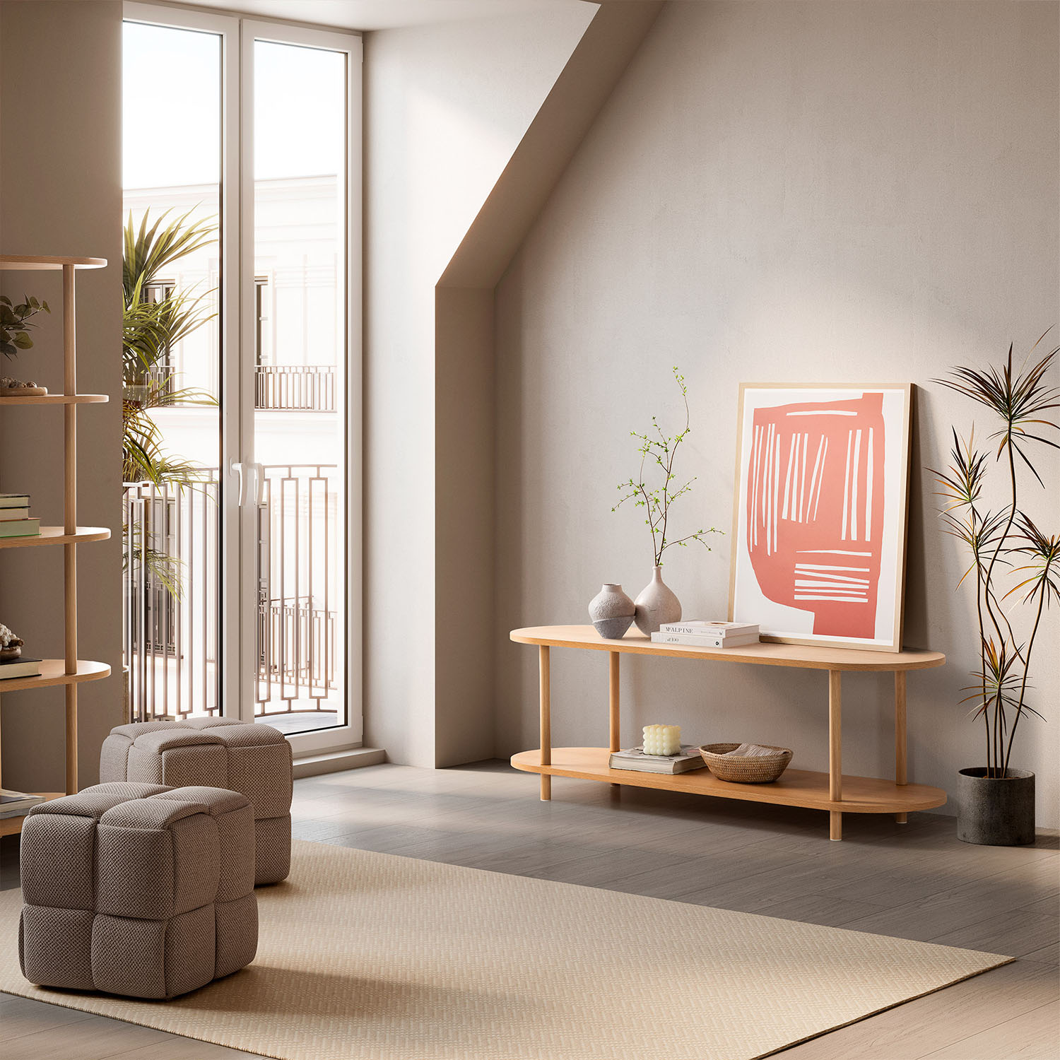 Una habitación luminosa con dos otomanas, un estante, una mesita auxiliar con arte y plantas.