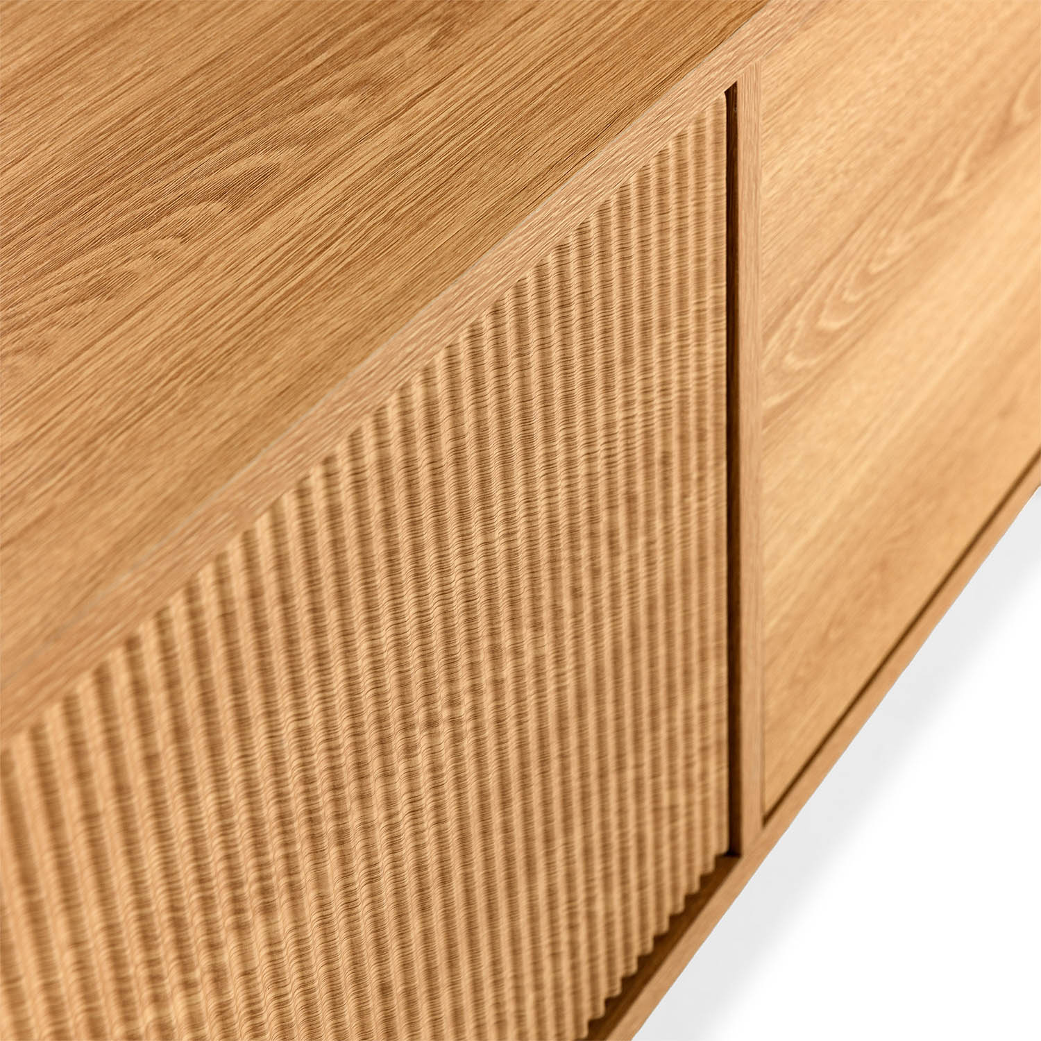 Primer plano de un armario de madera con puerta acanalada y superficie lisa.