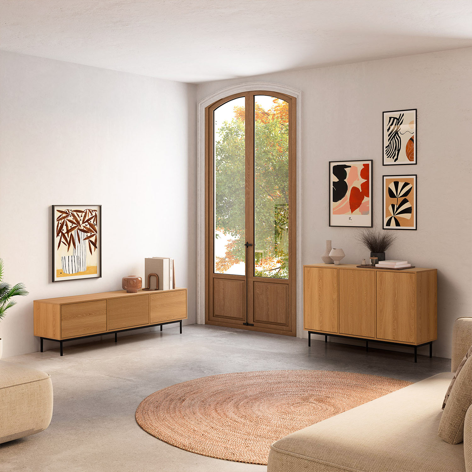 Sala de estar moderna con muebles de madera, alfombra redonda, aparadores y arte abstracto.