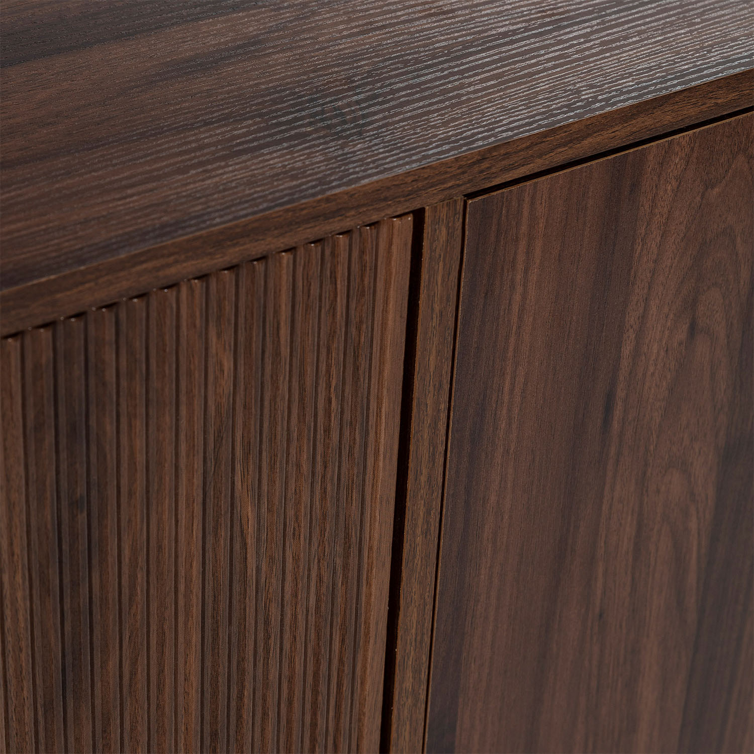 Superficie de madera marrón oscuro con ranuras verticales y paneles lisos.