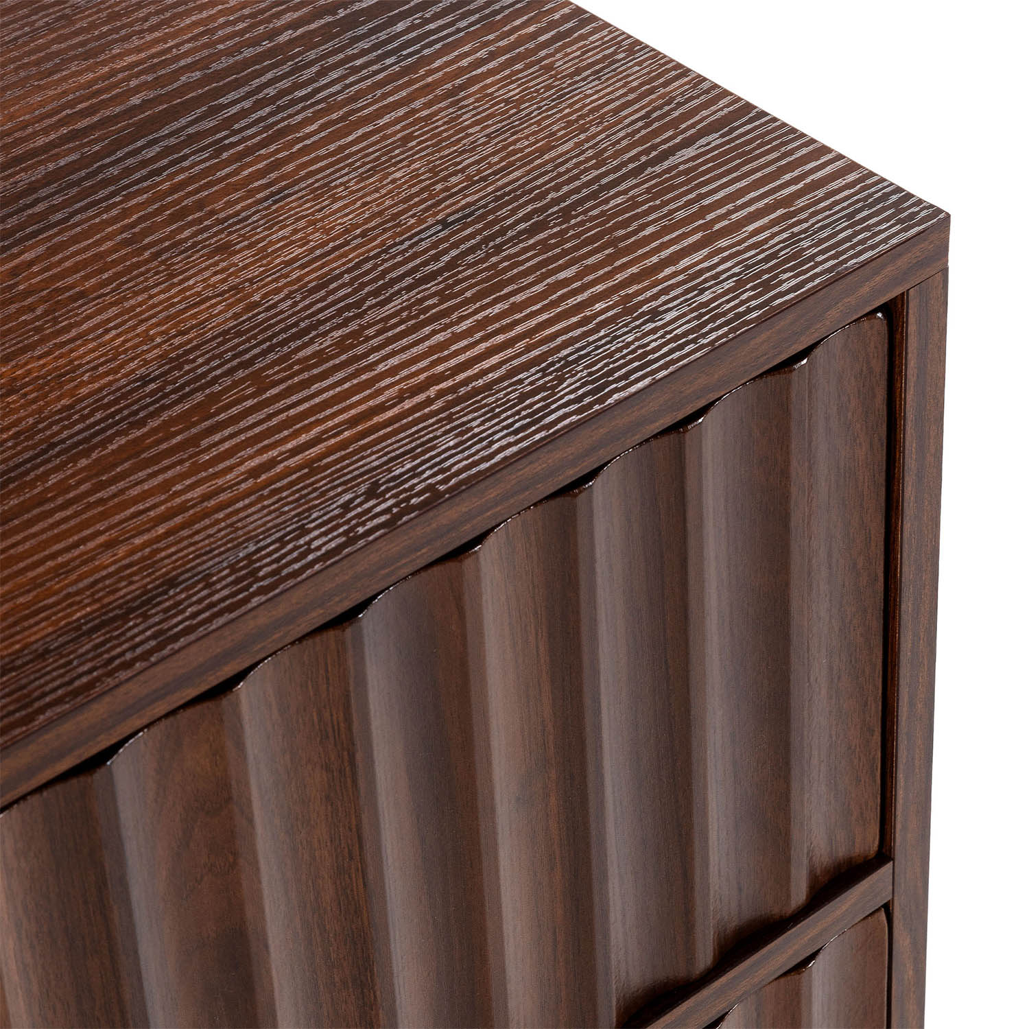 Primer plano de un tocador de madera oscura con textura acanalada y veta.