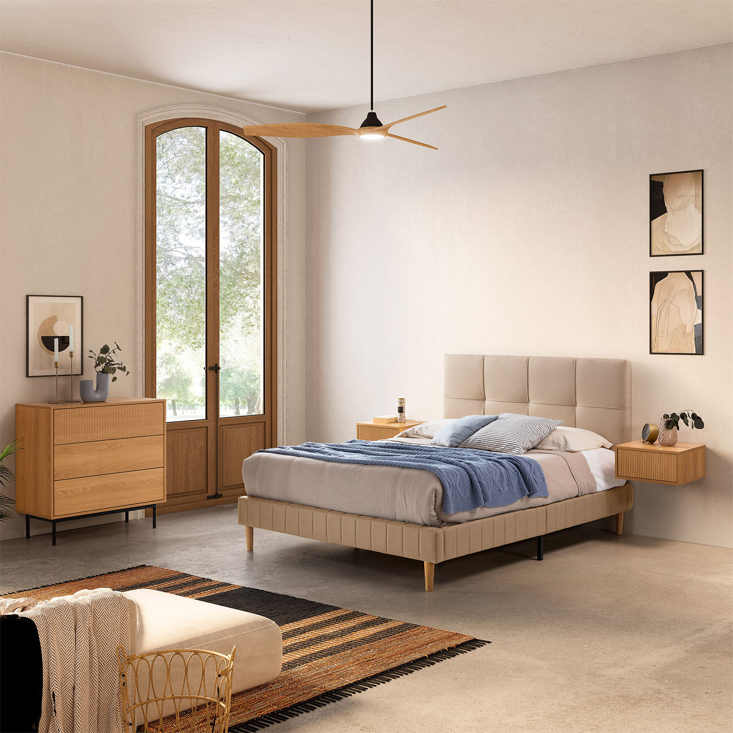 Un dormitorio con cama, cómoda, mesitas de noche y alfombra.