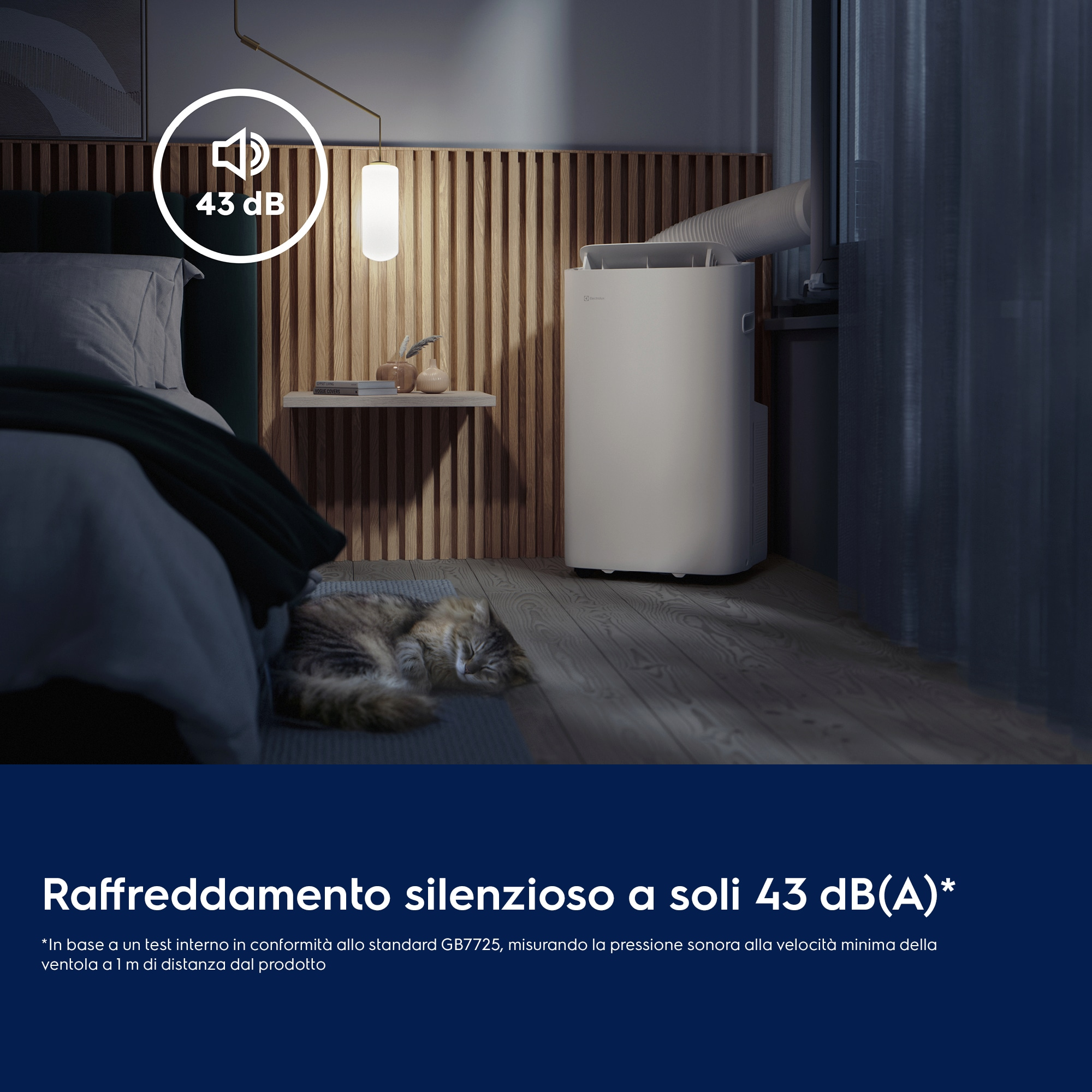 Un condizionatore portatile in una camera da letto di notte con un gatto addormentato.