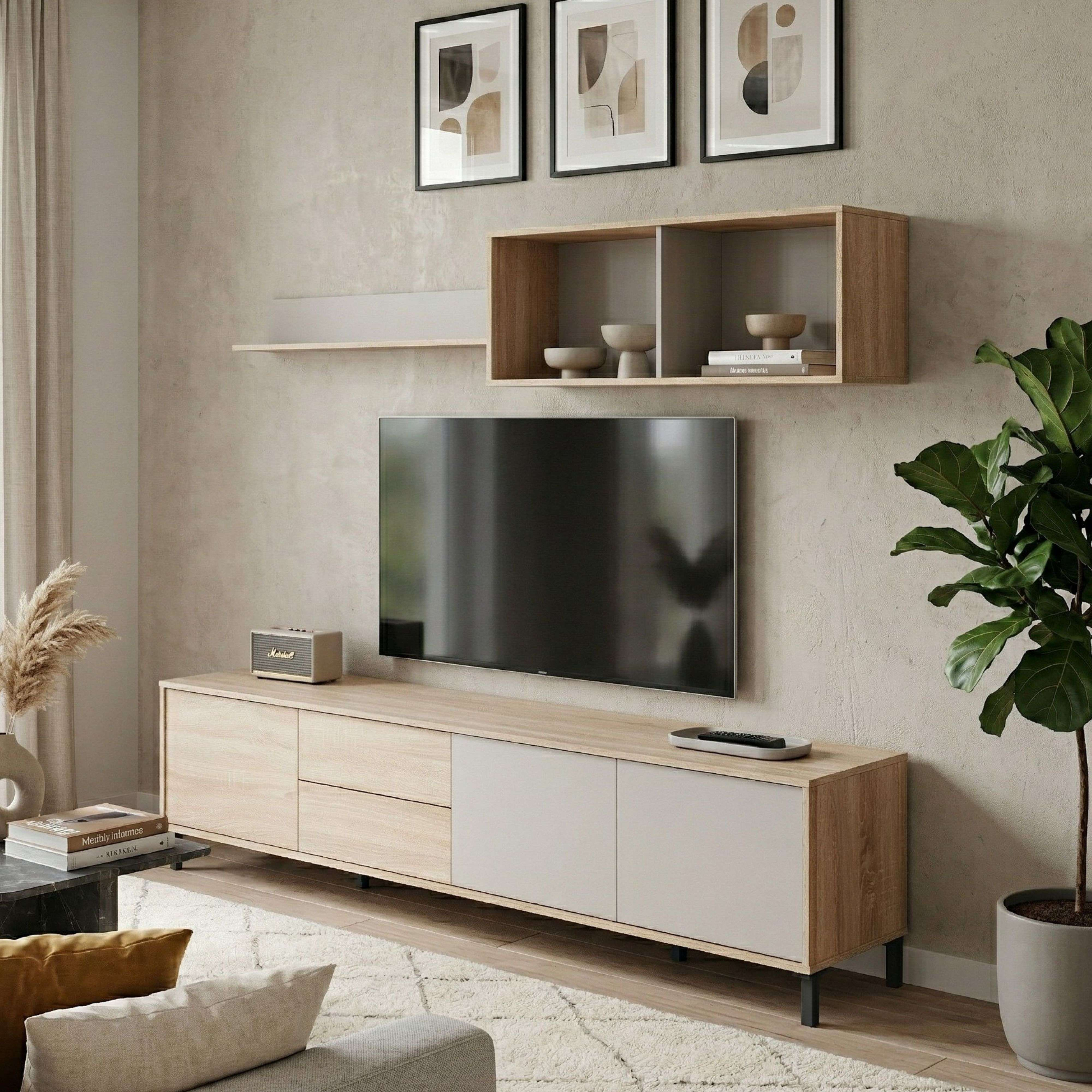 Una sala de estar con TV, aparador, estante, arte y planta.
