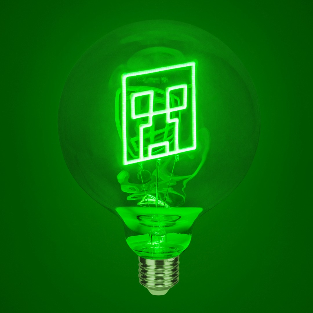 Una lampadina verde con una faccia di Creeper di Minecraft come luce al neon.