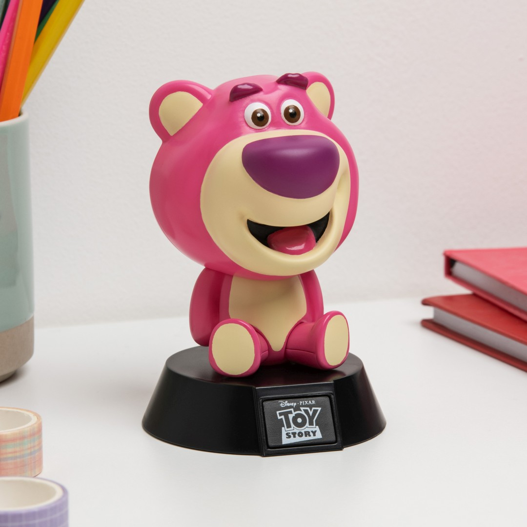 Różowa figurka Lotso Huggin' Bear siedzi na czarnej podstawie z logo Toy Story.