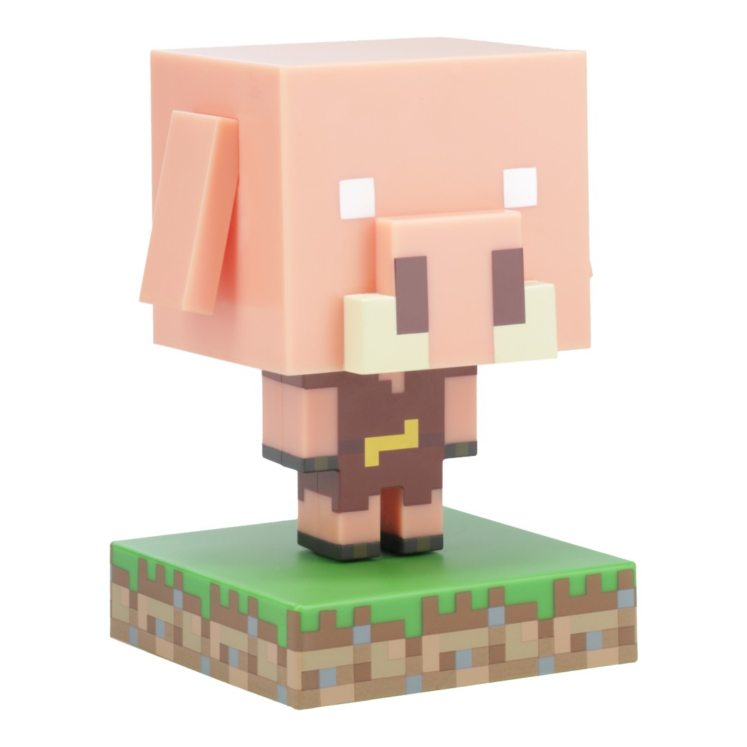 Postać świni z Minecraft stoi na zielonej podstawie z teksturą ziemi i kamienia.