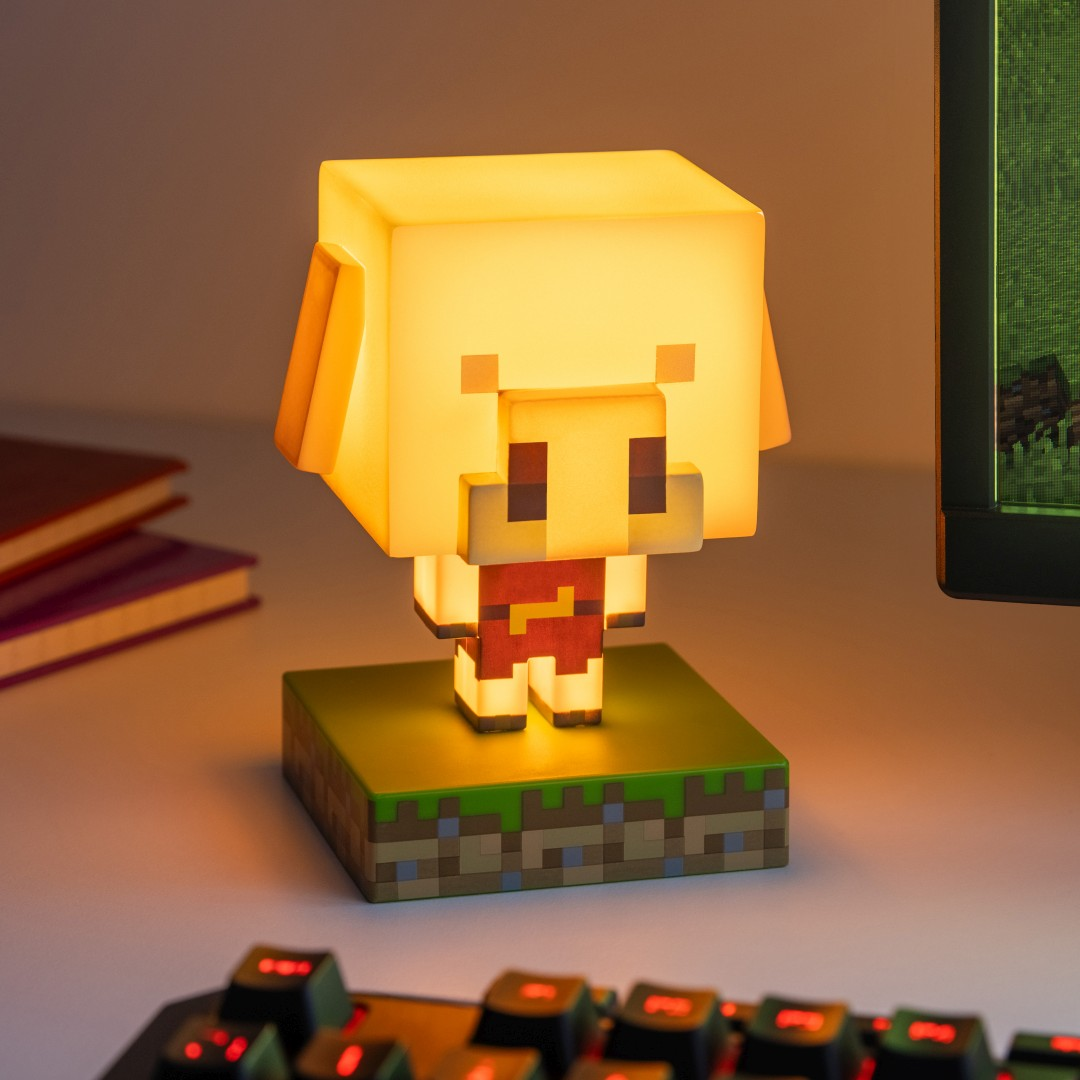Świecąca figurka świni z Minecraft w czerwonych ubraniach na trawiastym postumencie.