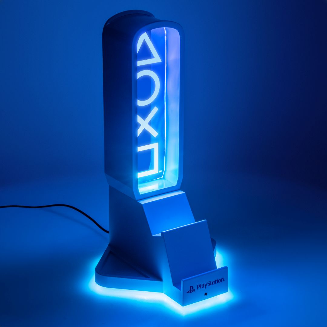 Ein weißer PlayStation-Controller-Ladeständer leuchtet blau und zeigt PlayStation-Symbole.