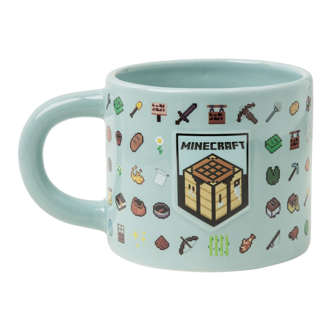 Hellblaue Tasse mit Minecraft-Motiv, Crafting-Tisch im Zentrum, umgeben von Pixel-Symbolen.