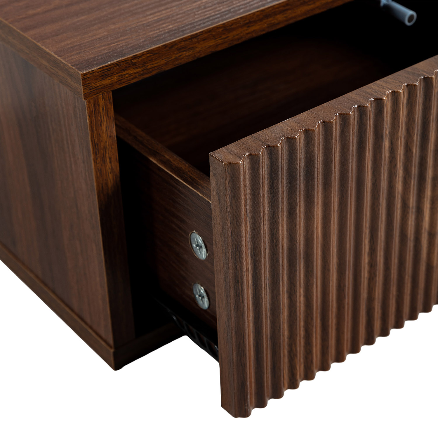 Un cajón de madera oscura con estrías verticales y tornillos visibles.