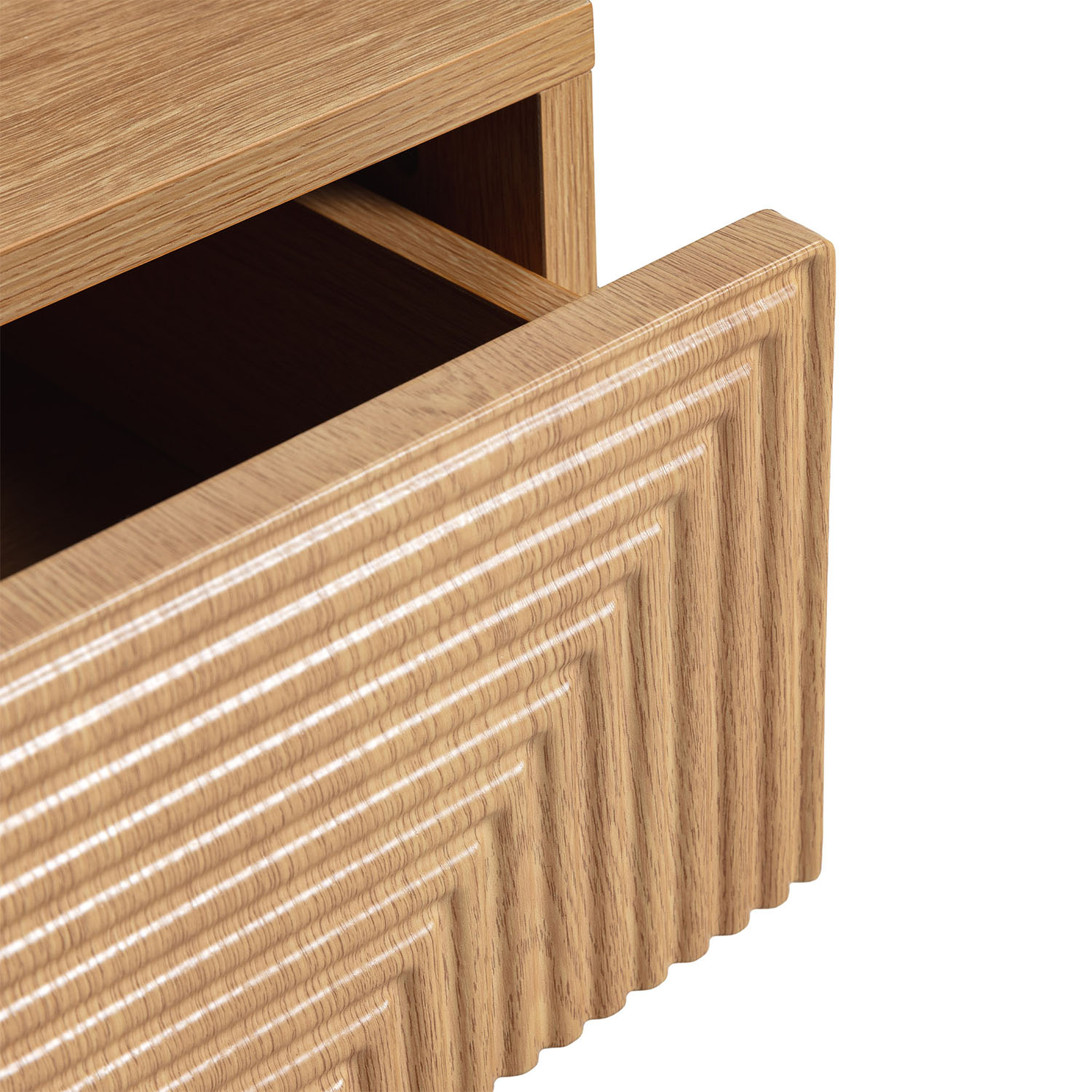 Un cajón de madera abierto con diseño acanalado y espacio interior vacío.