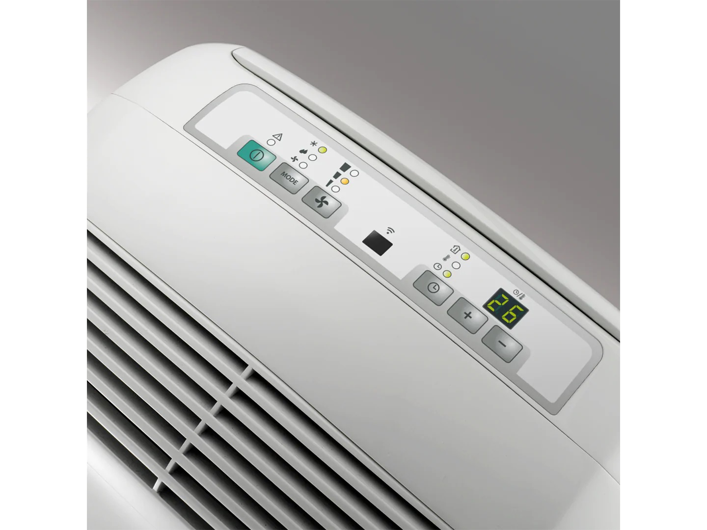Condizionatore bianco con display digitale che mostra 26 gradi.