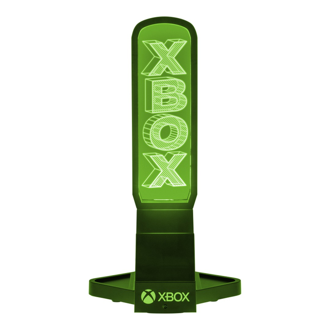 Zielone logo Xbox z napisem XBOX, podświetlone na białym tle.