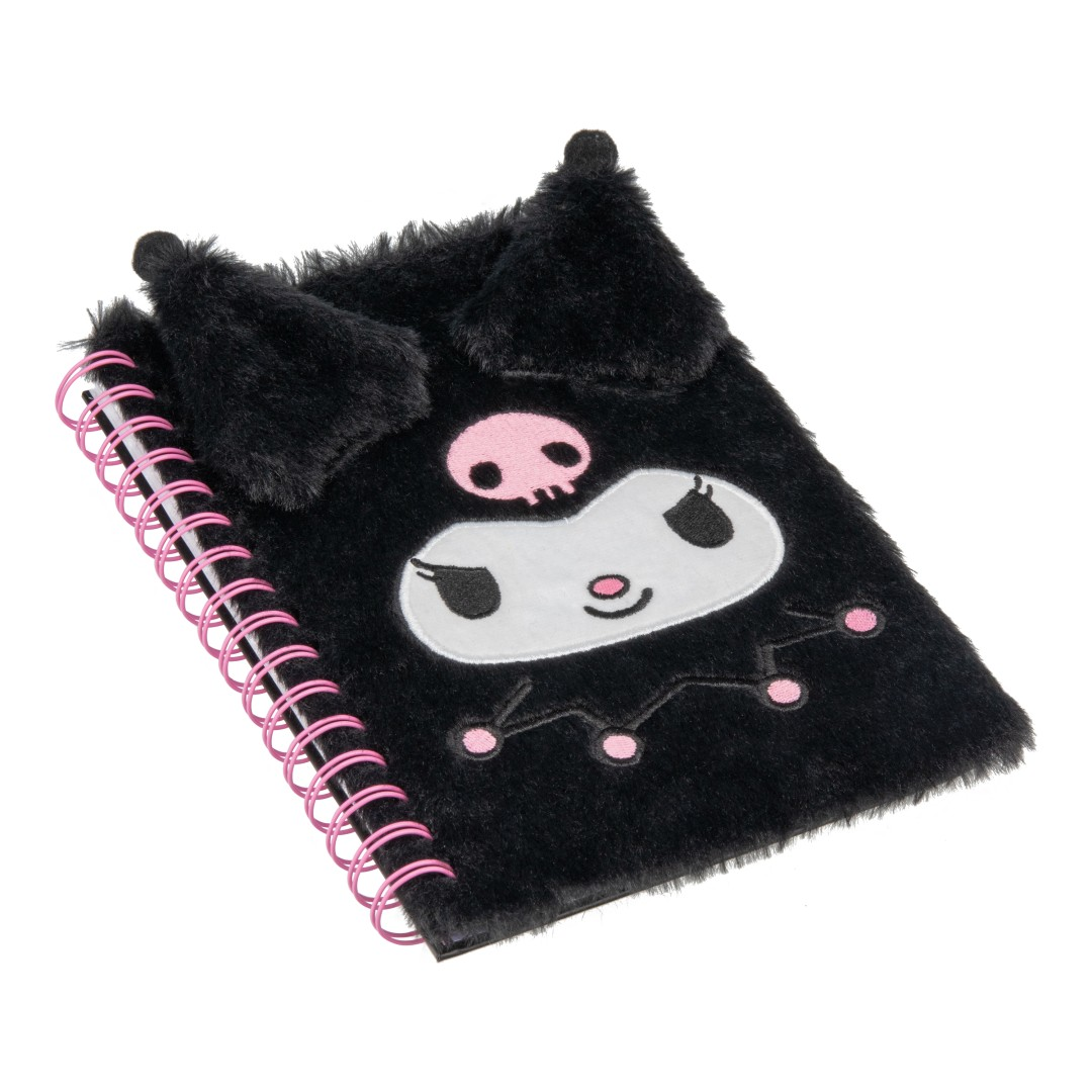 Ein flauschiges schwarzes Notizbuch mit Kuromi-Motiv und pinkem Spiralbindung.