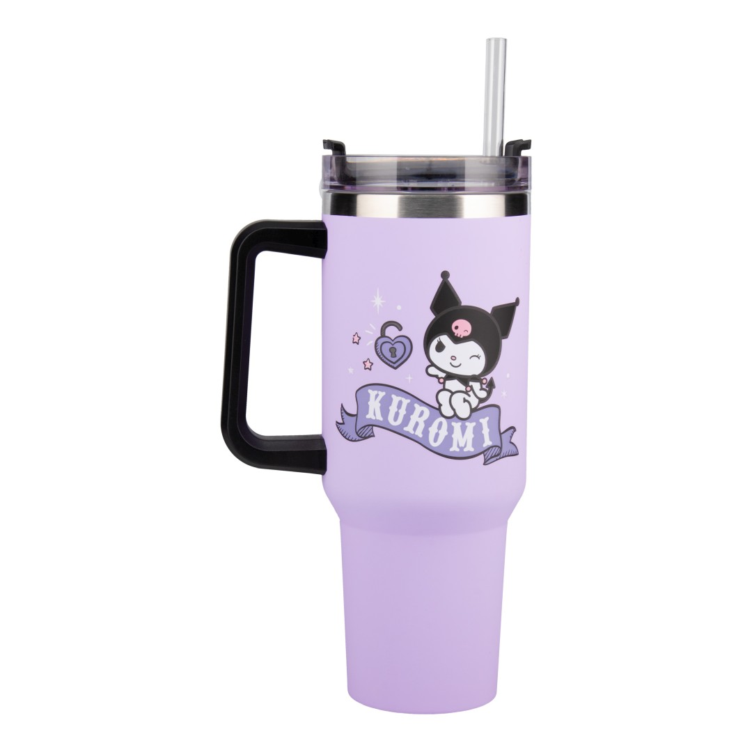 Ein lavendelfarbener Becher mit Kuromi-Aufdruck und Strohhalm.