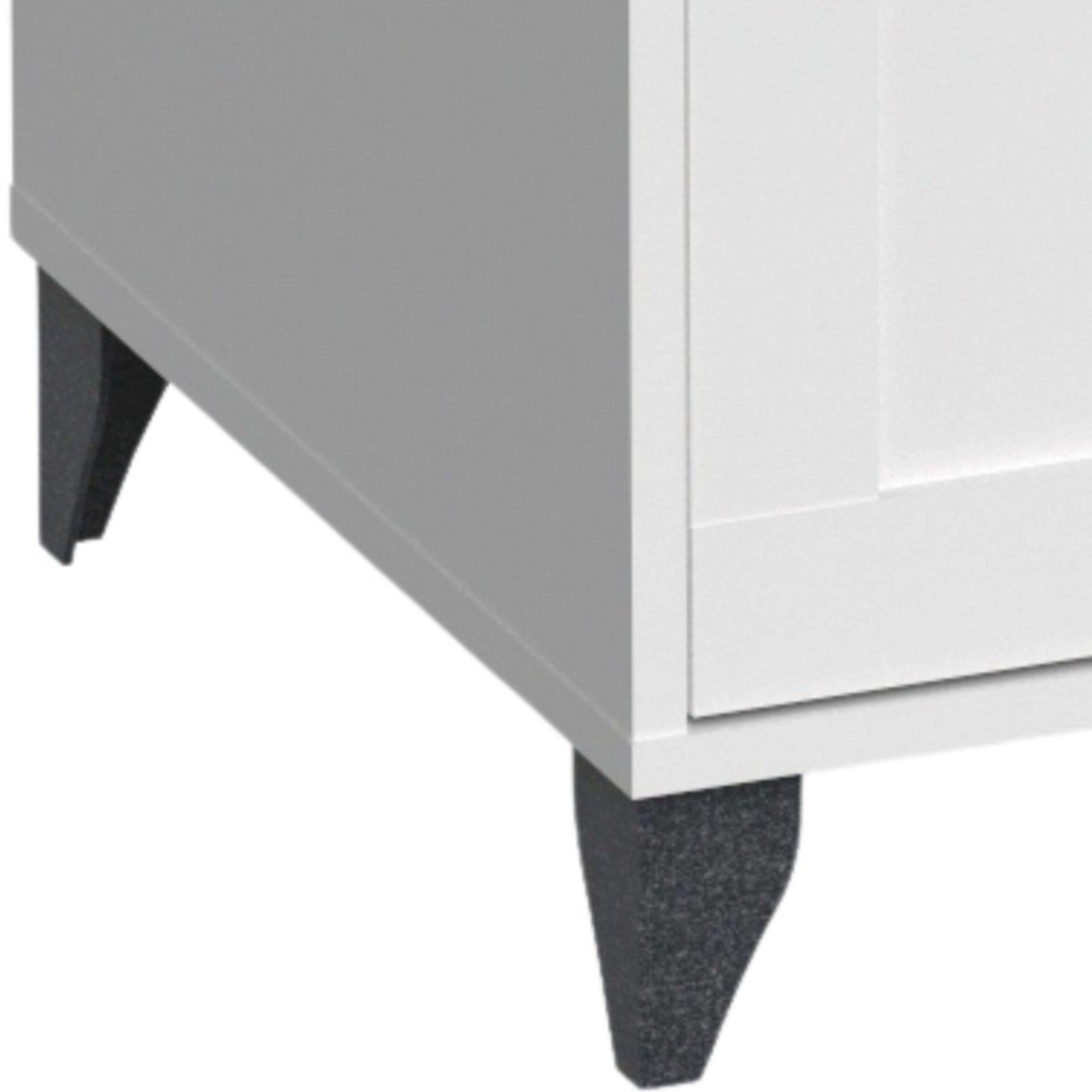 Mueble gris y blanco con patas oscuras.