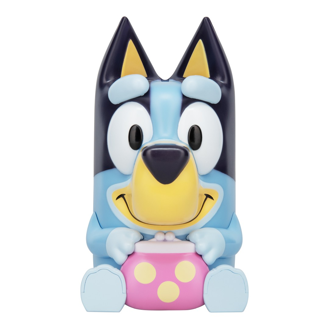 Bluey-Figur hält eine rosa Geldbörse mit gelben Punkten.