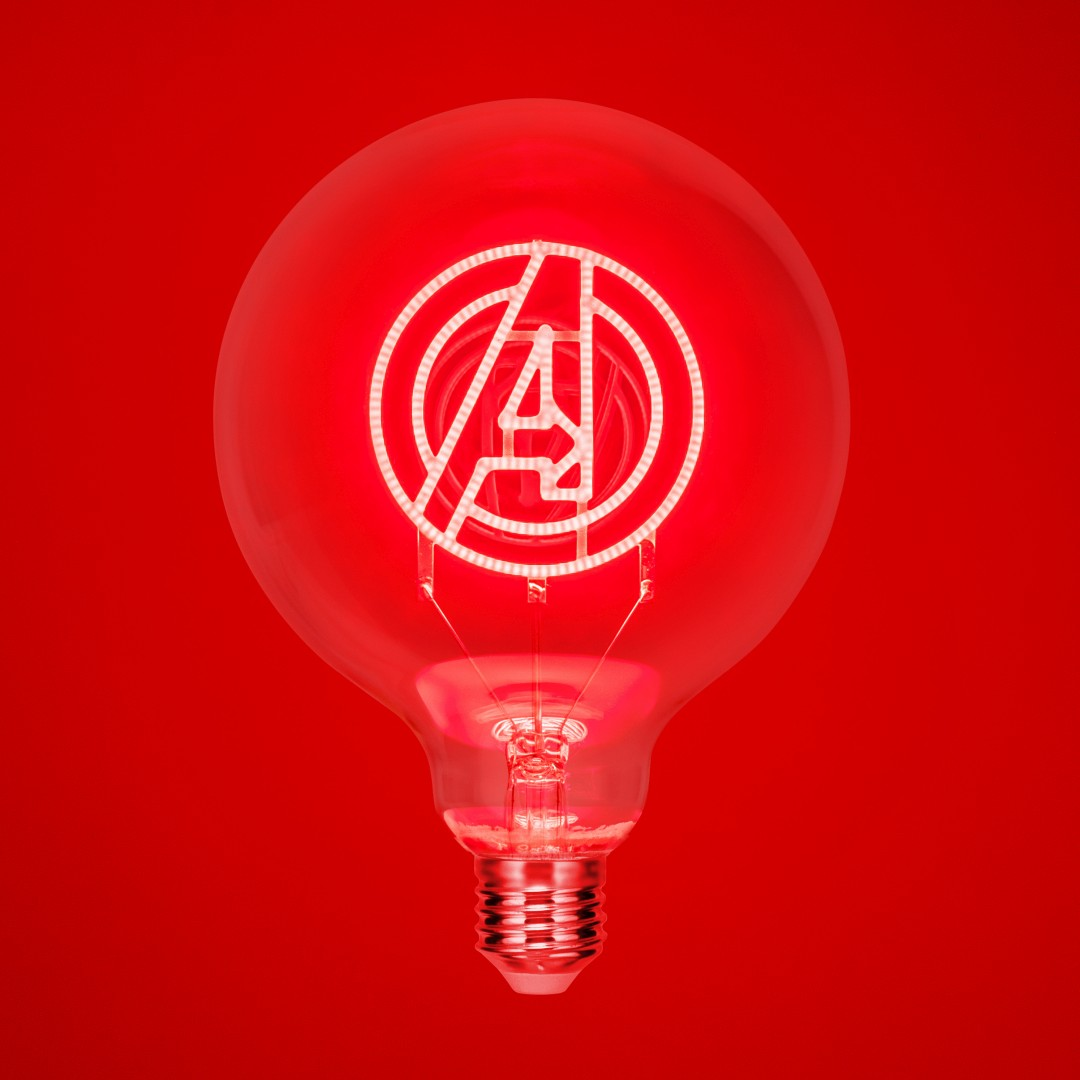 Una lampadina rossa con il logo dei Vendicatori illuminato all'interno su sfondo rosso.