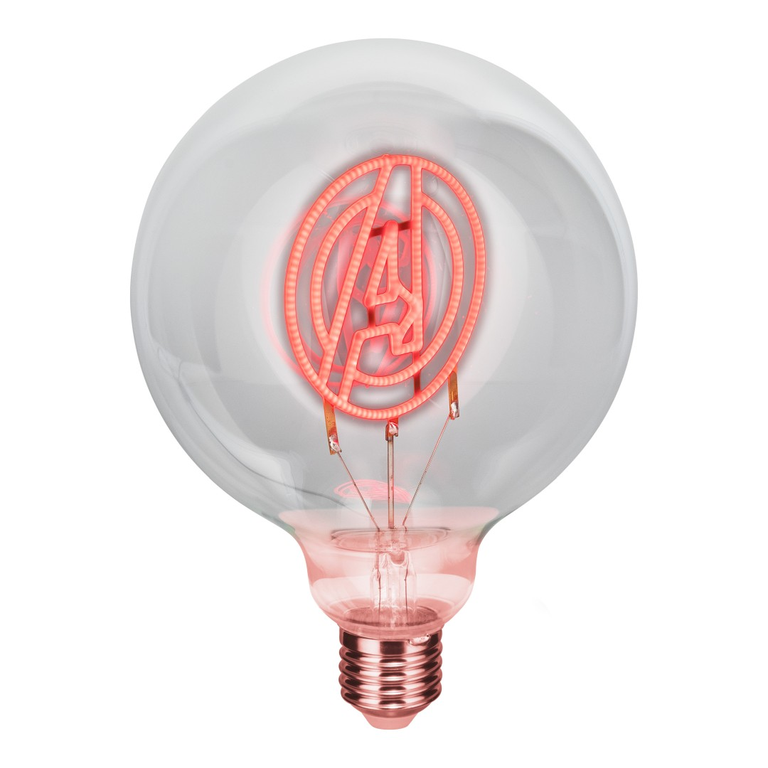 Una lampadina a globo trasparente con filamento logo Avengers rosso brillante all'interno.