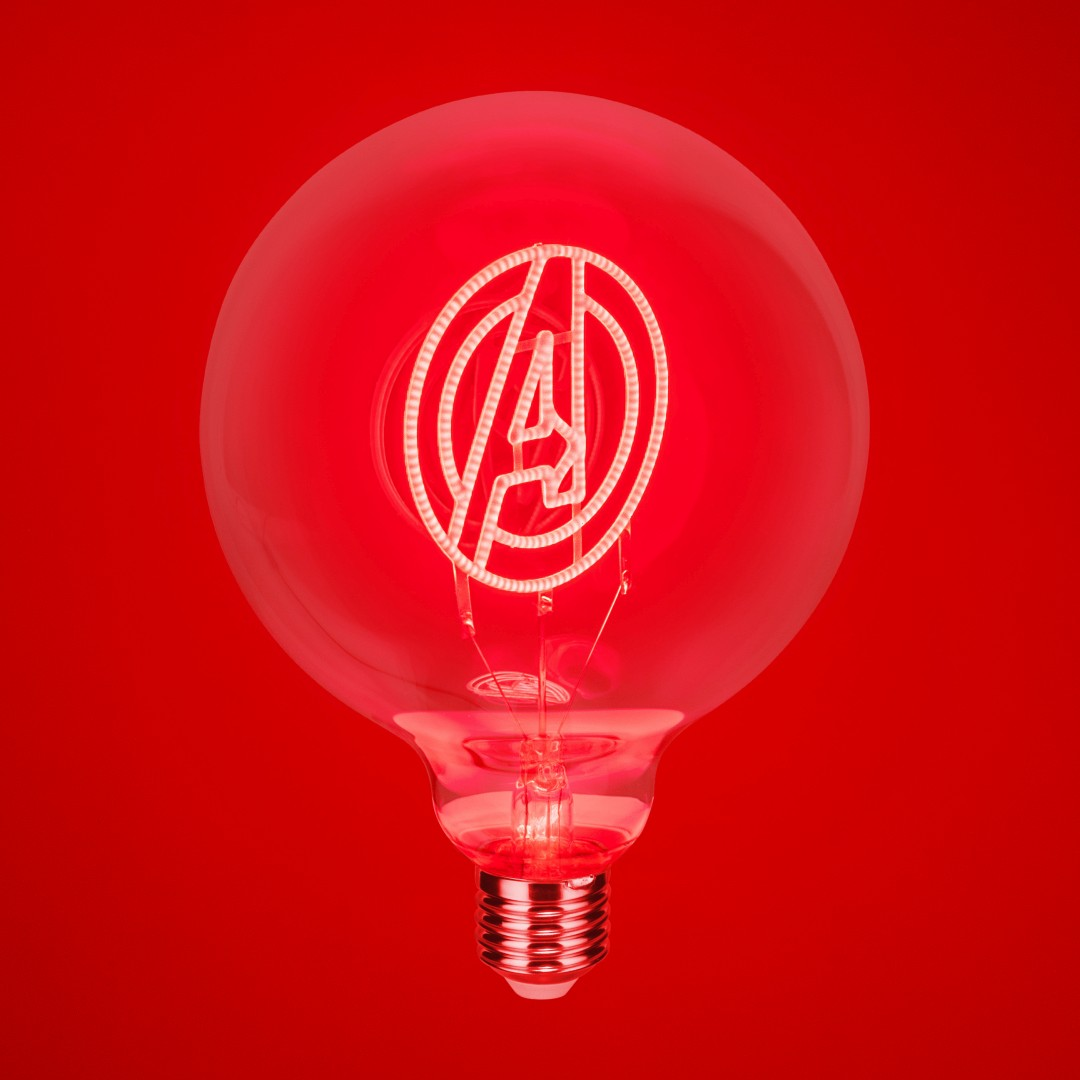 Una lampadina rossa con il logo dei Vendicatori accesa. Sfondo rosso.