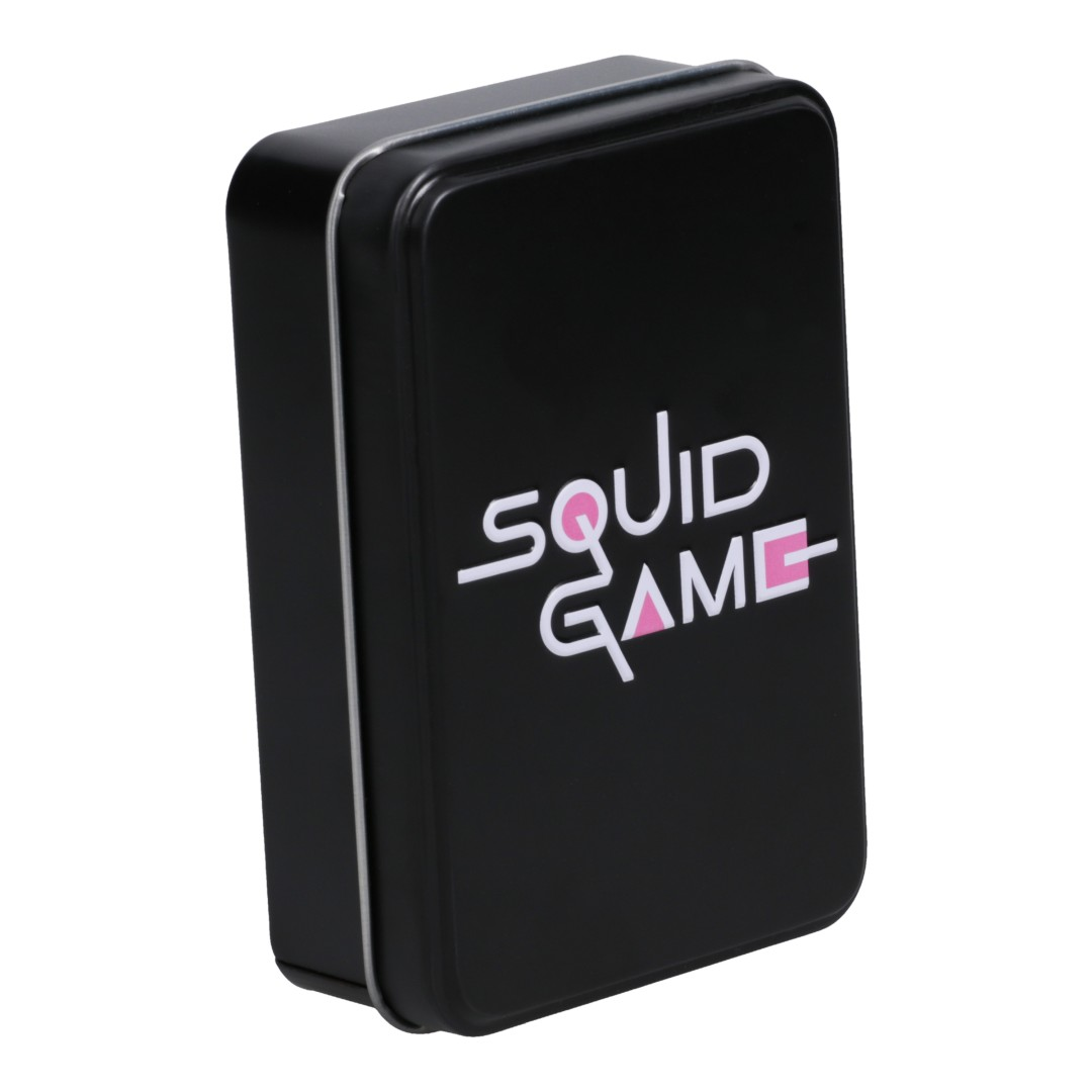 Scatola di latta nera con logo bianco e rosa di Squid Game sul lato.