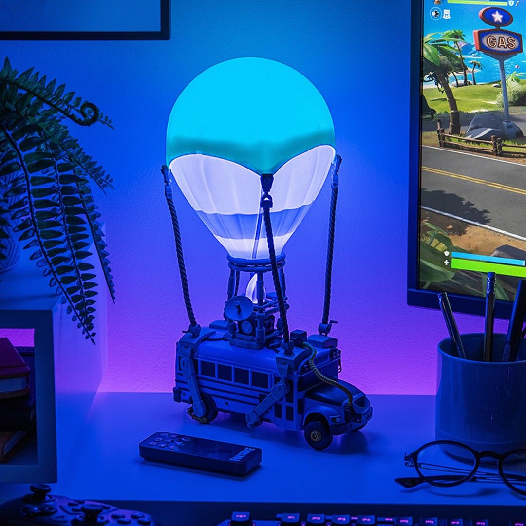 Lampa w kształcie autobusu Fortnite z balonem na biurku z ekranem PC.