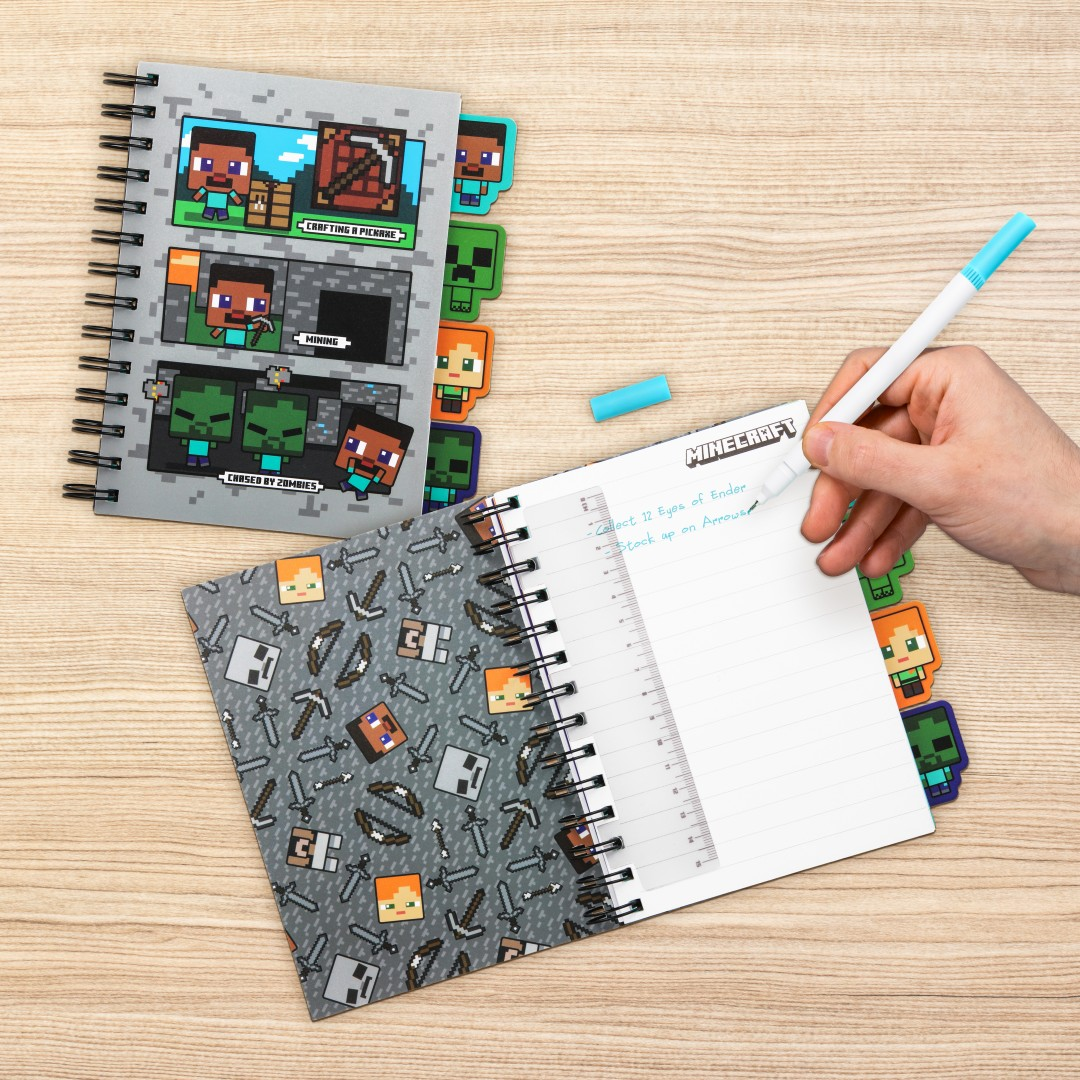 Zwei Minecraft-Notizbücher mit pixeligen Charakteren und Spielmotiven.