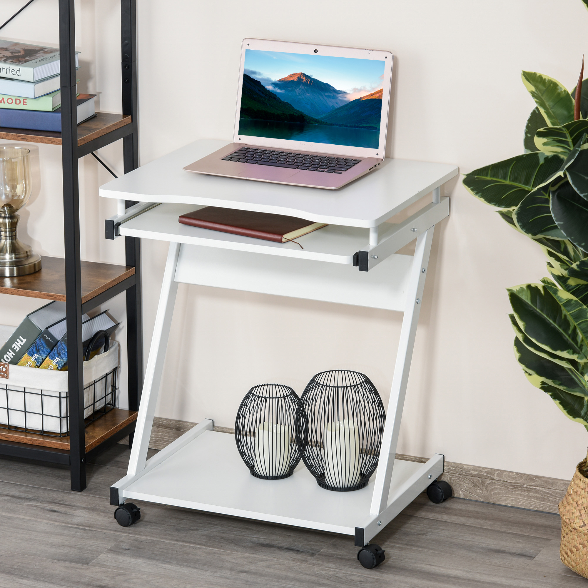 Un soporte blanco para portátil con ruedas, bandeja para teclado extraíble y dos candelabros.