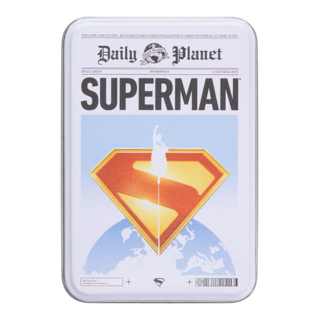 Logo Superman avec éclat solaire sur une page de journal.