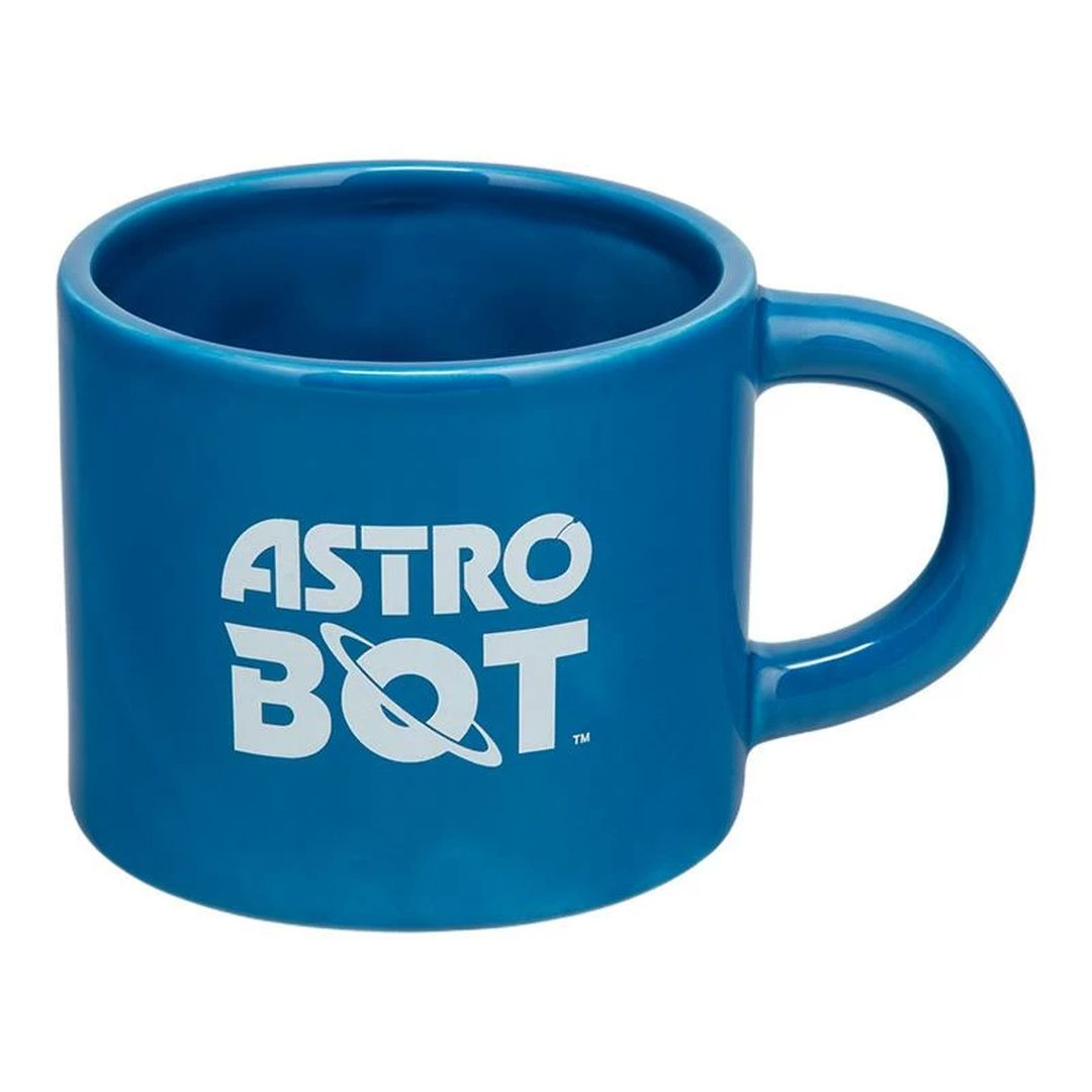 Eine blaue Tasse mit weißem Aufdruck "ASTRO BOT" und einem Ring um das "O".