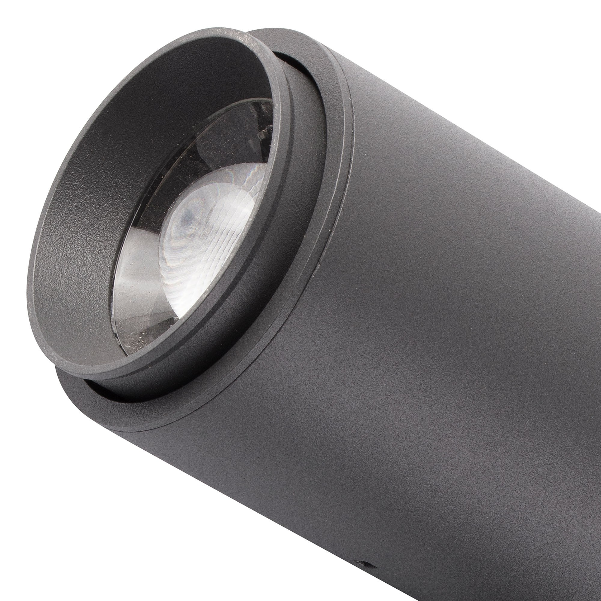 Un faretto cilindrico scuro con lente e lampadina a LED.