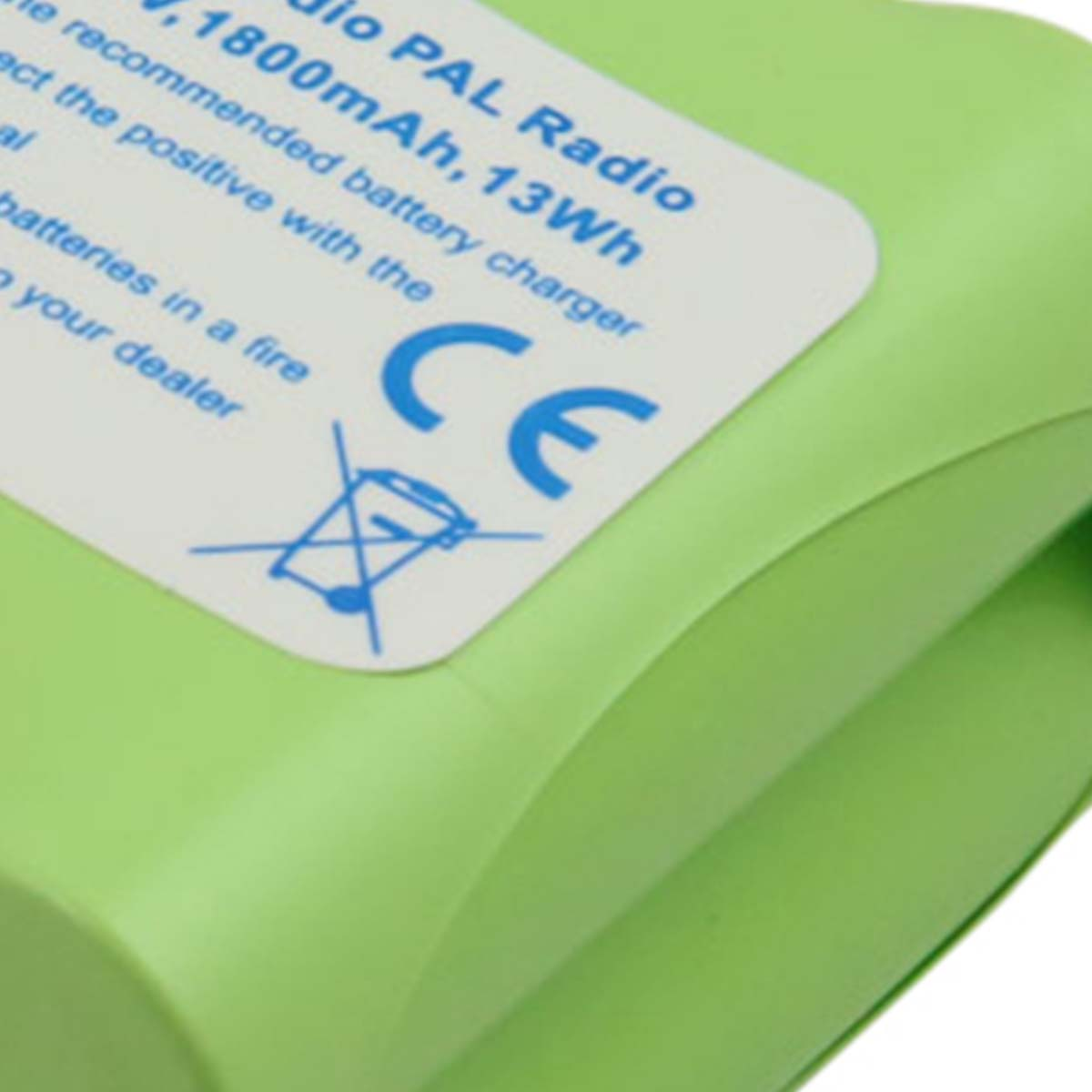 Pacco batteria verde con etichetta bianca raffigurante testo e marchio CE.