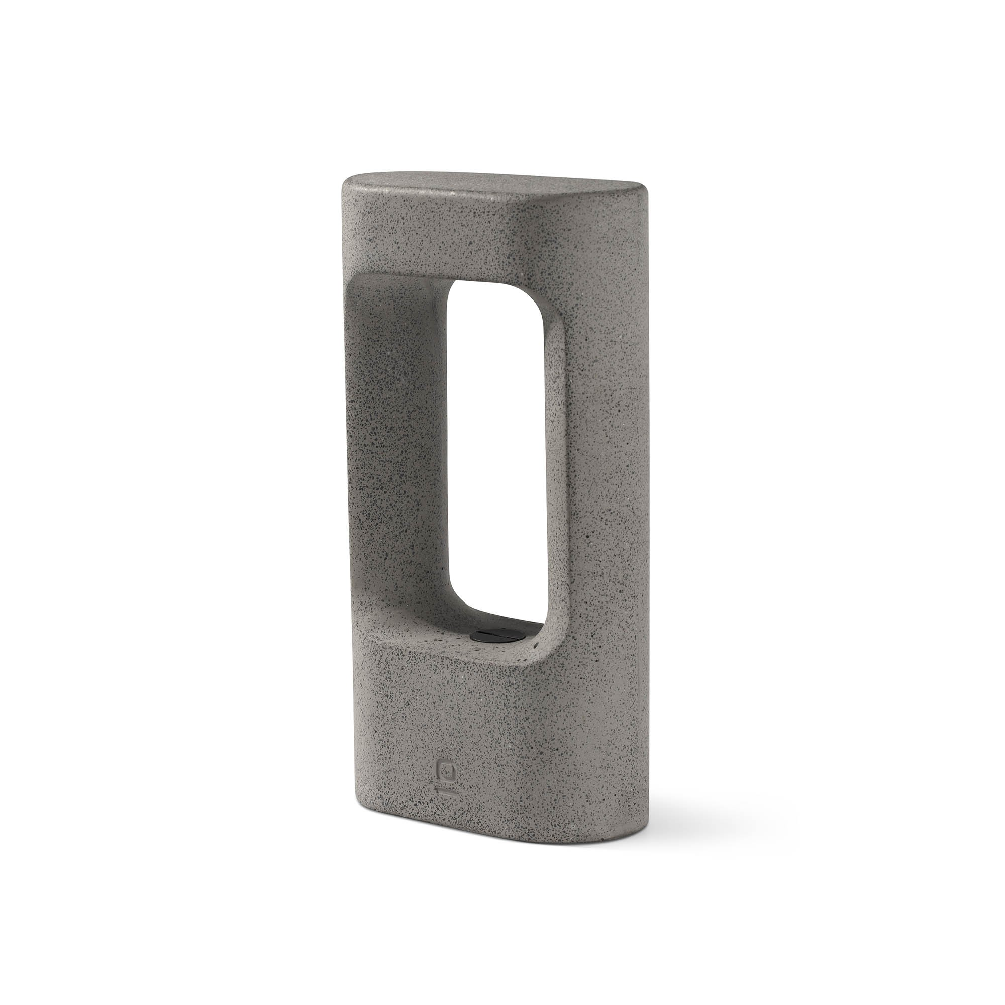 Seduta cubica in cemento grigio con taglio rettangolare e logo.