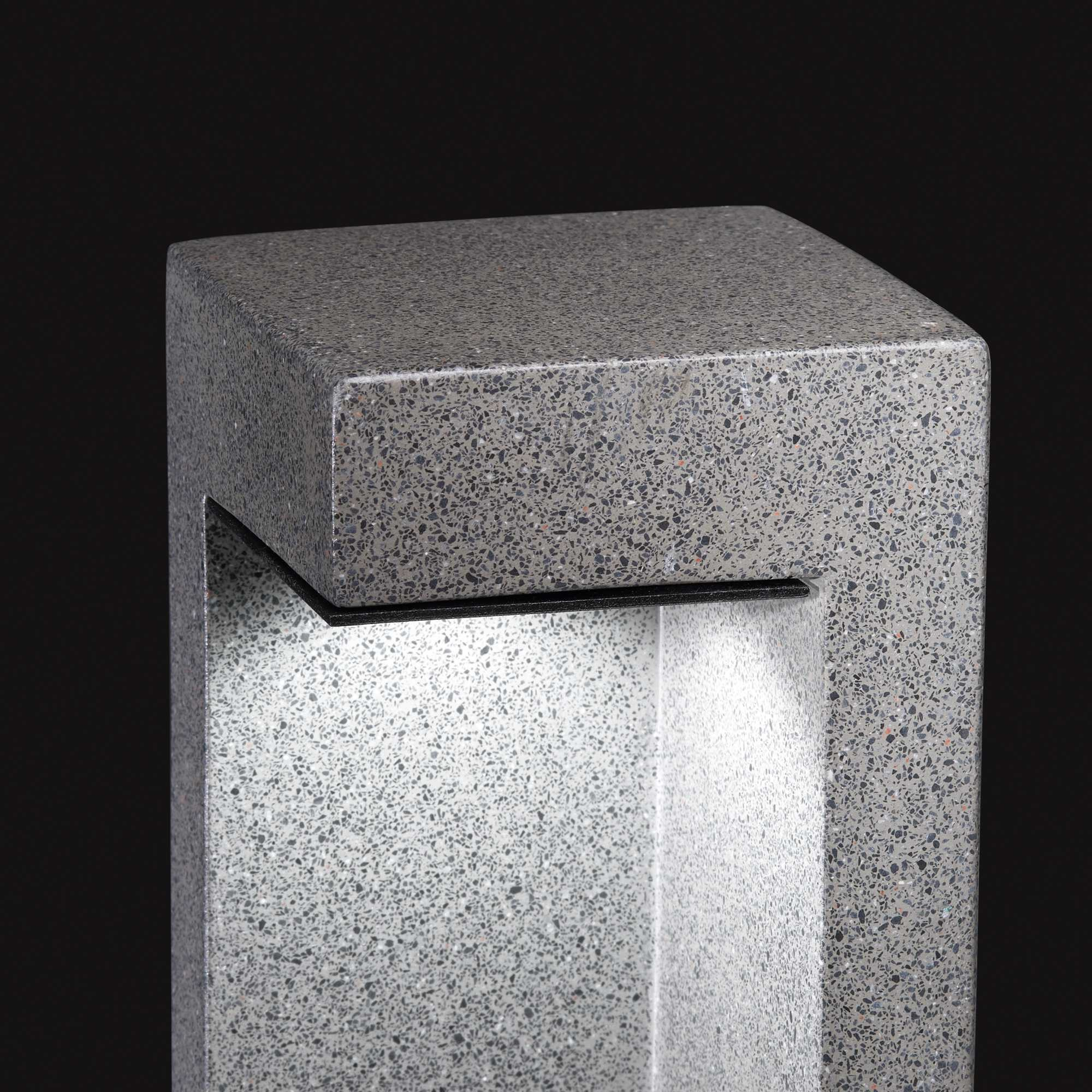 Palo in terrazzo grigio con illuminazione interna.