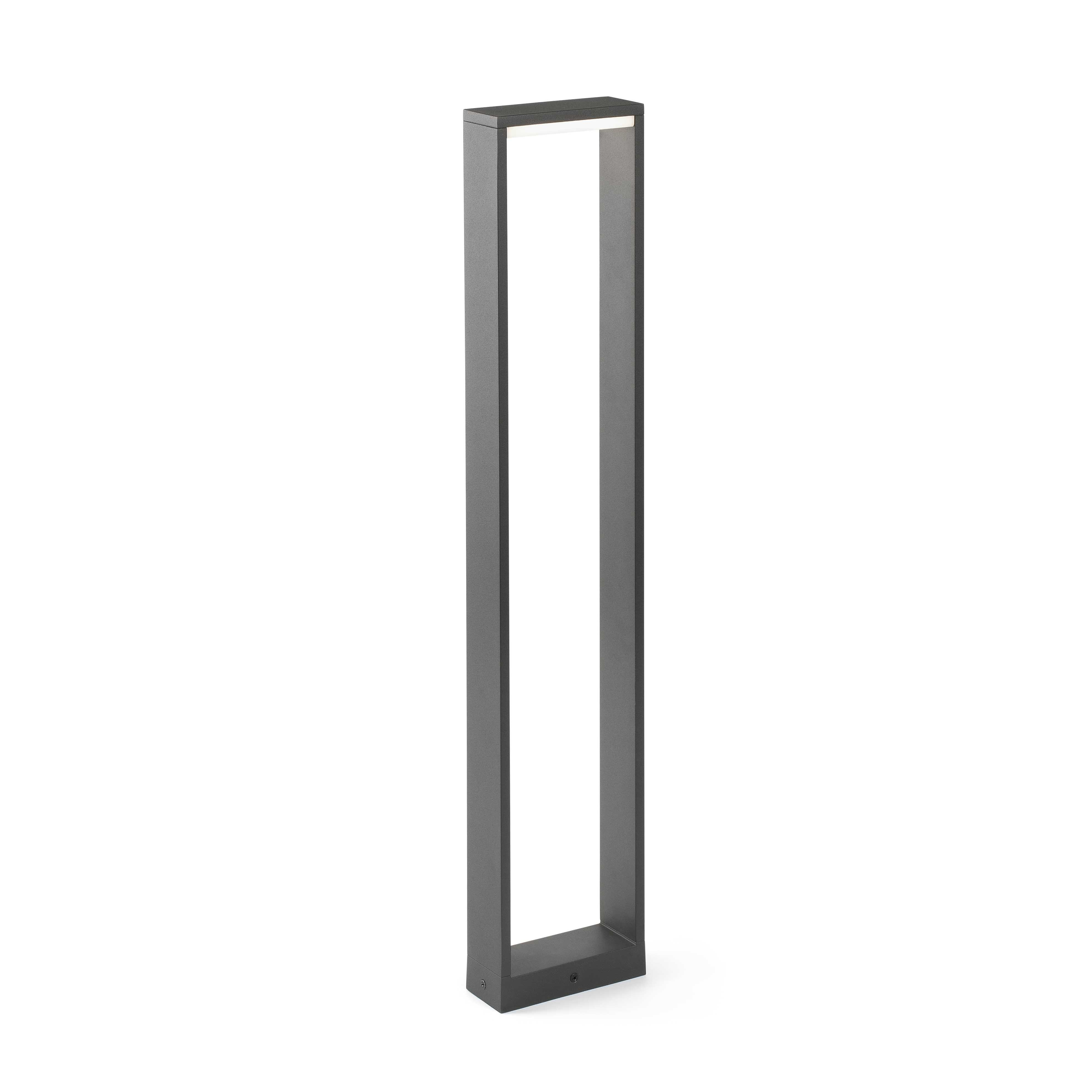 Una lampada da esterno rettangolare e scura con una stretta striscia luminosa in alto.