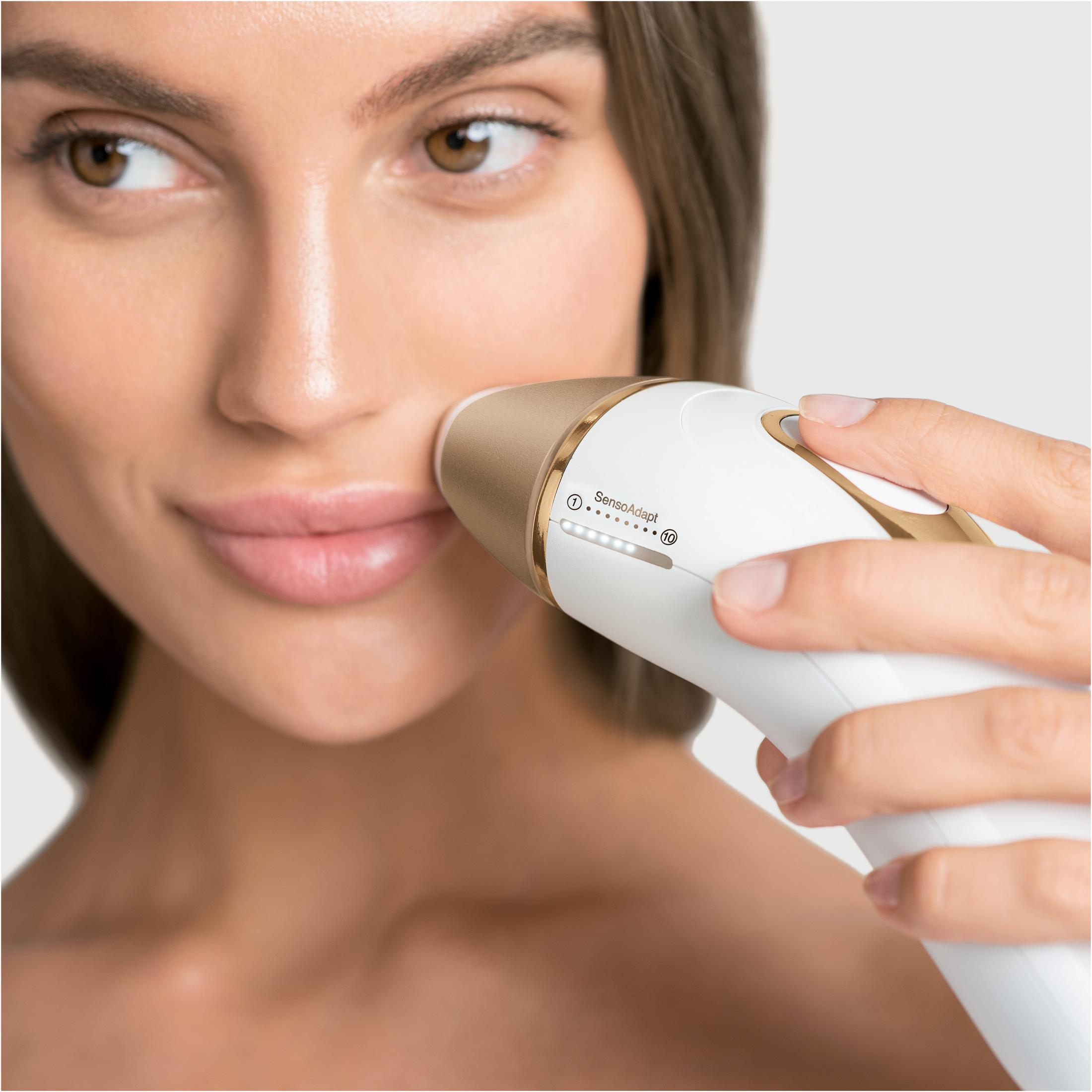 Nahaufnahme einer Frau, die ein IPL-Haarentfernungsgerät auf ihr Gesicht anwendet.