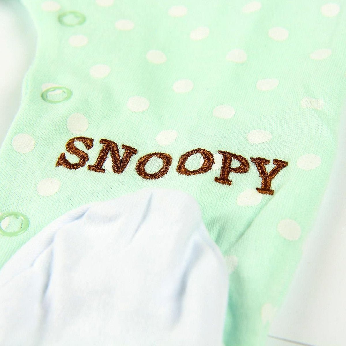 Un pelele verde menta con lunares blancos y texto 'Snoopy'.