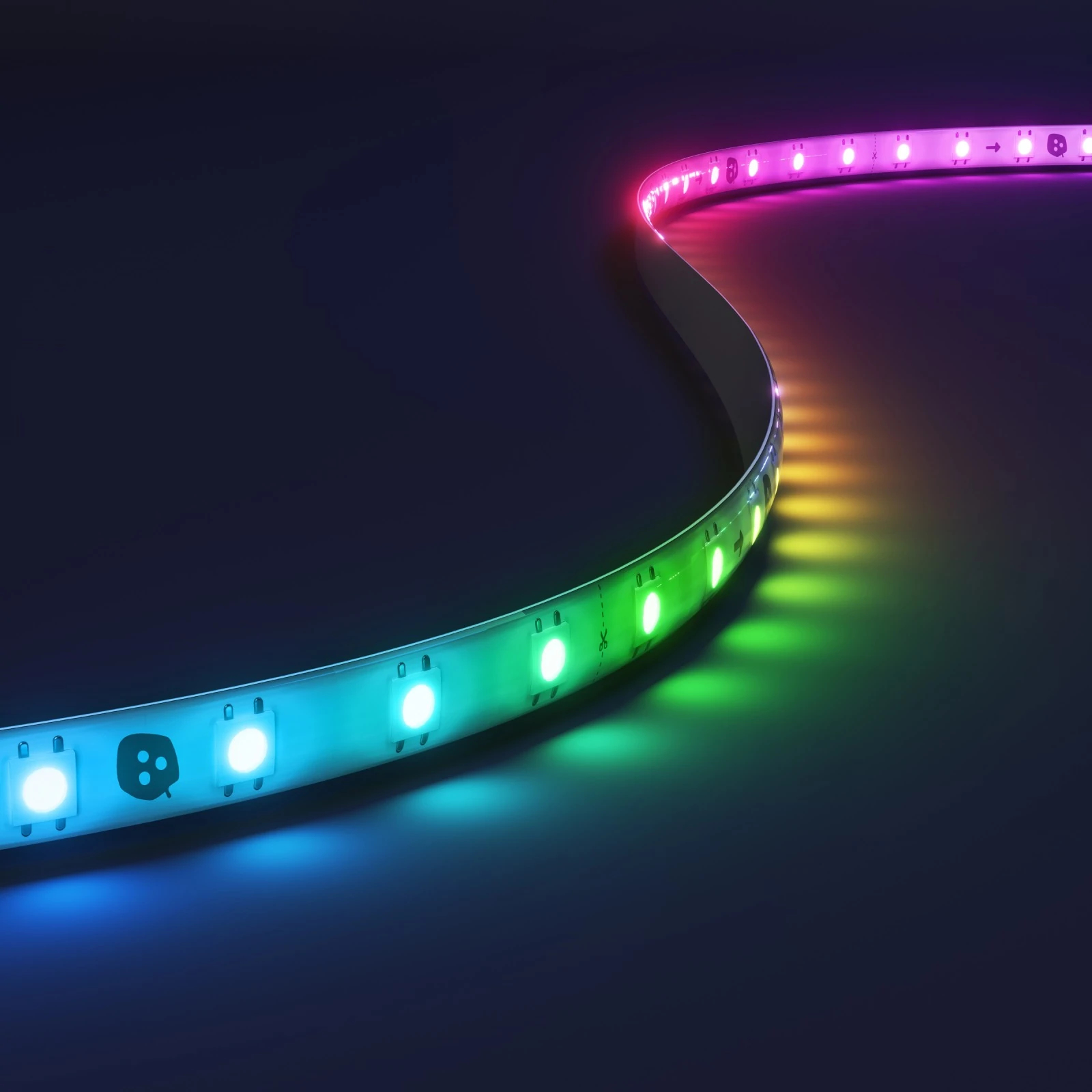 Eine biegsame LED-Lichtleiste leuchtet in Blau-, Grün- und Pinktönen auf dunklem Hintergrund.