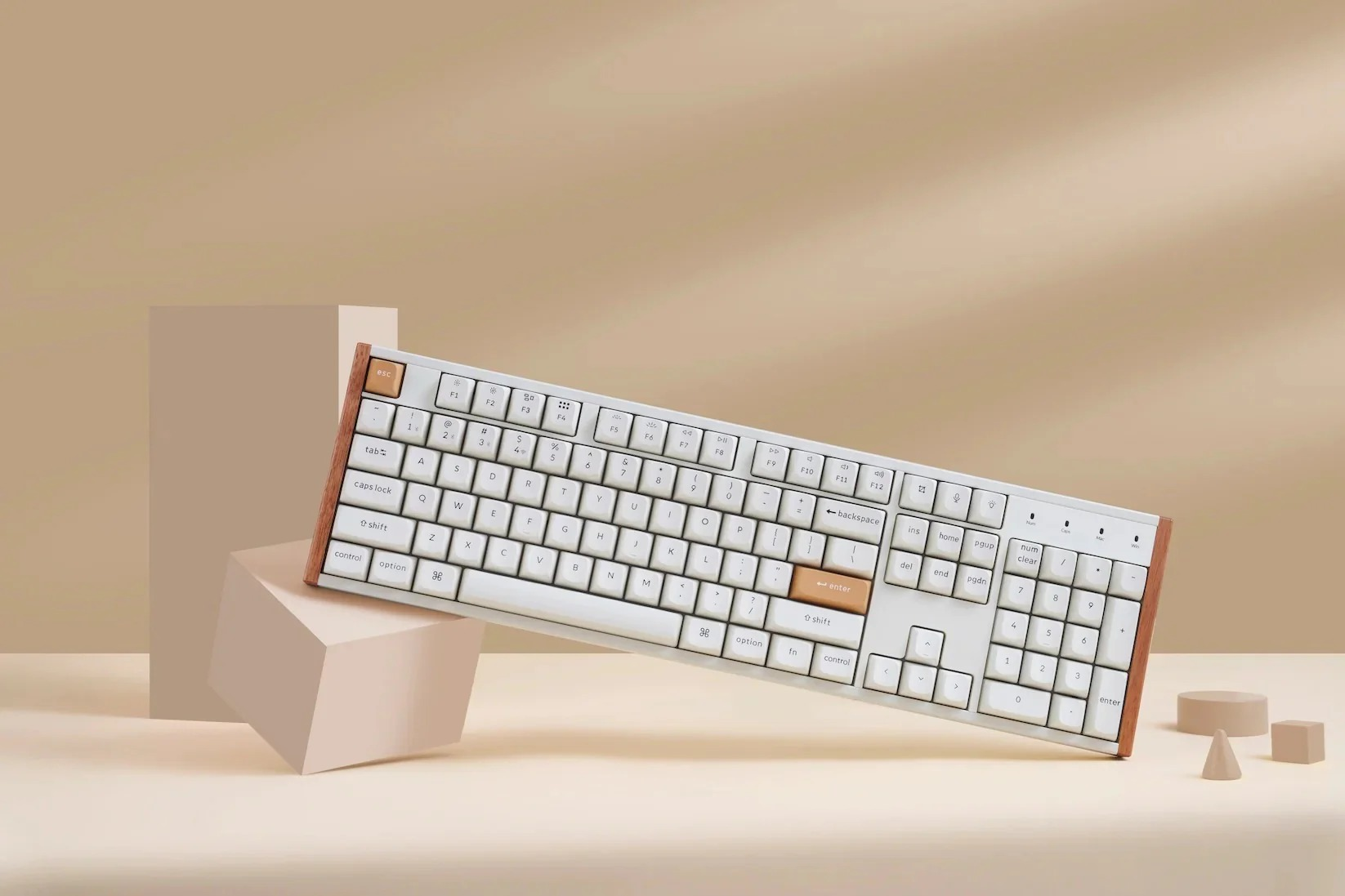 Una tastiera bianca con cornice in legno, su sfondo beige.