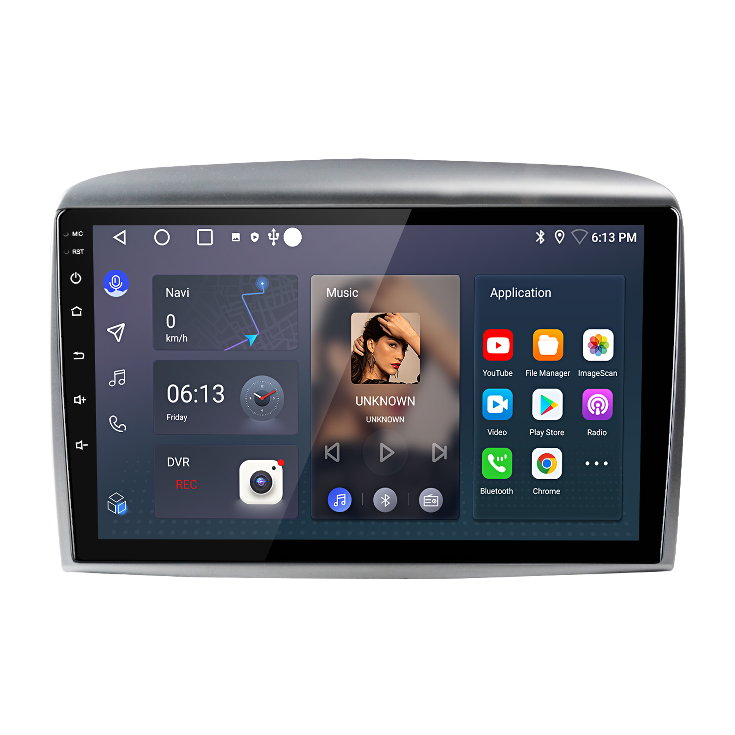 Un touchscreen dell'autoradio mostra schermate di navigazione, musica e app.
