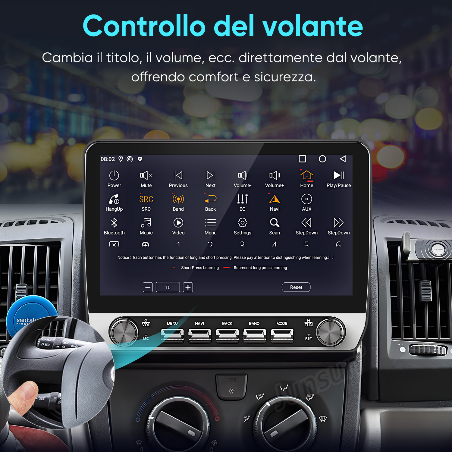 Touchscreen autoradio con comandi al volante e bocchette d'aria.