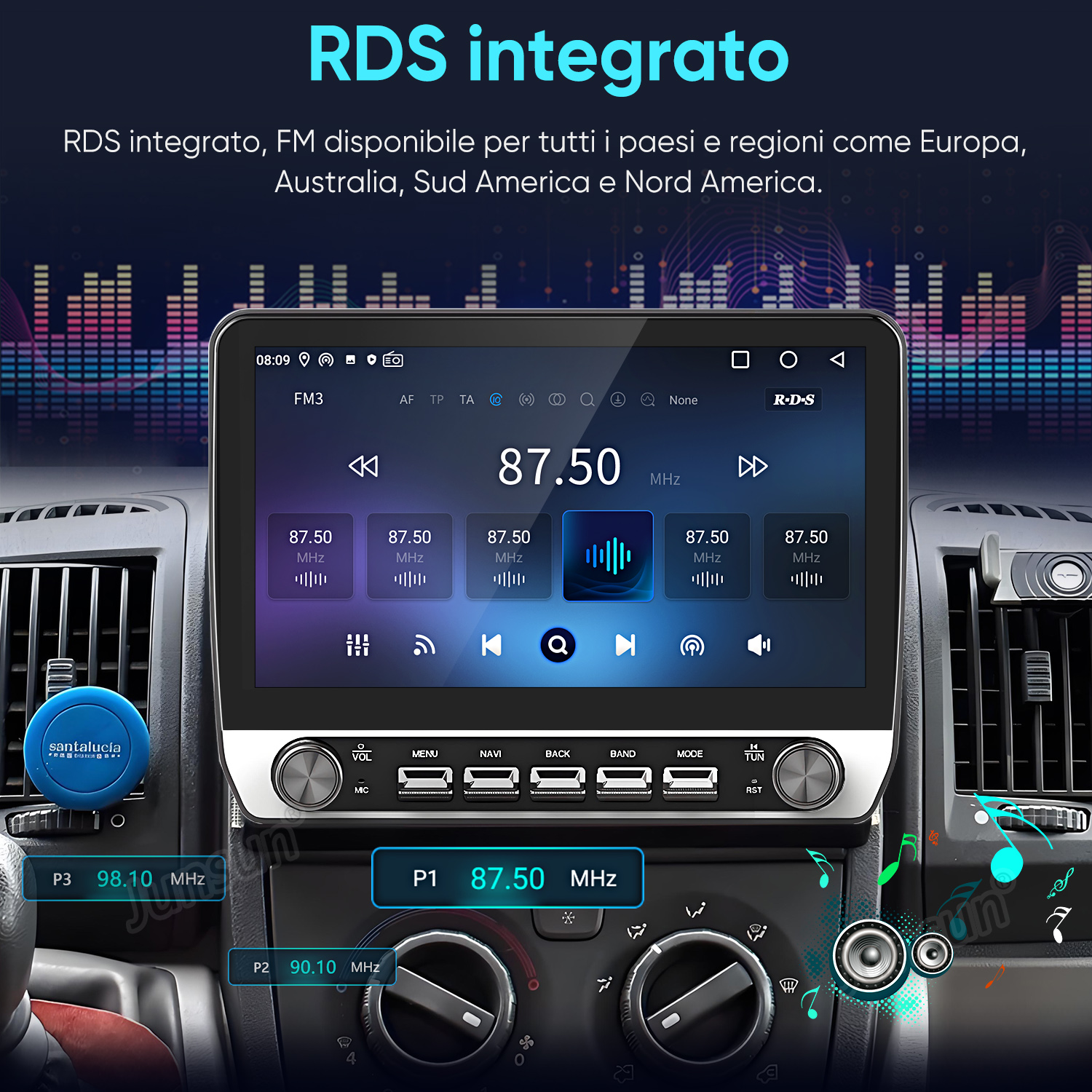 Un touchscreen di autoradio mostra stazioni FM con frequenze e visualizzazione musicale.