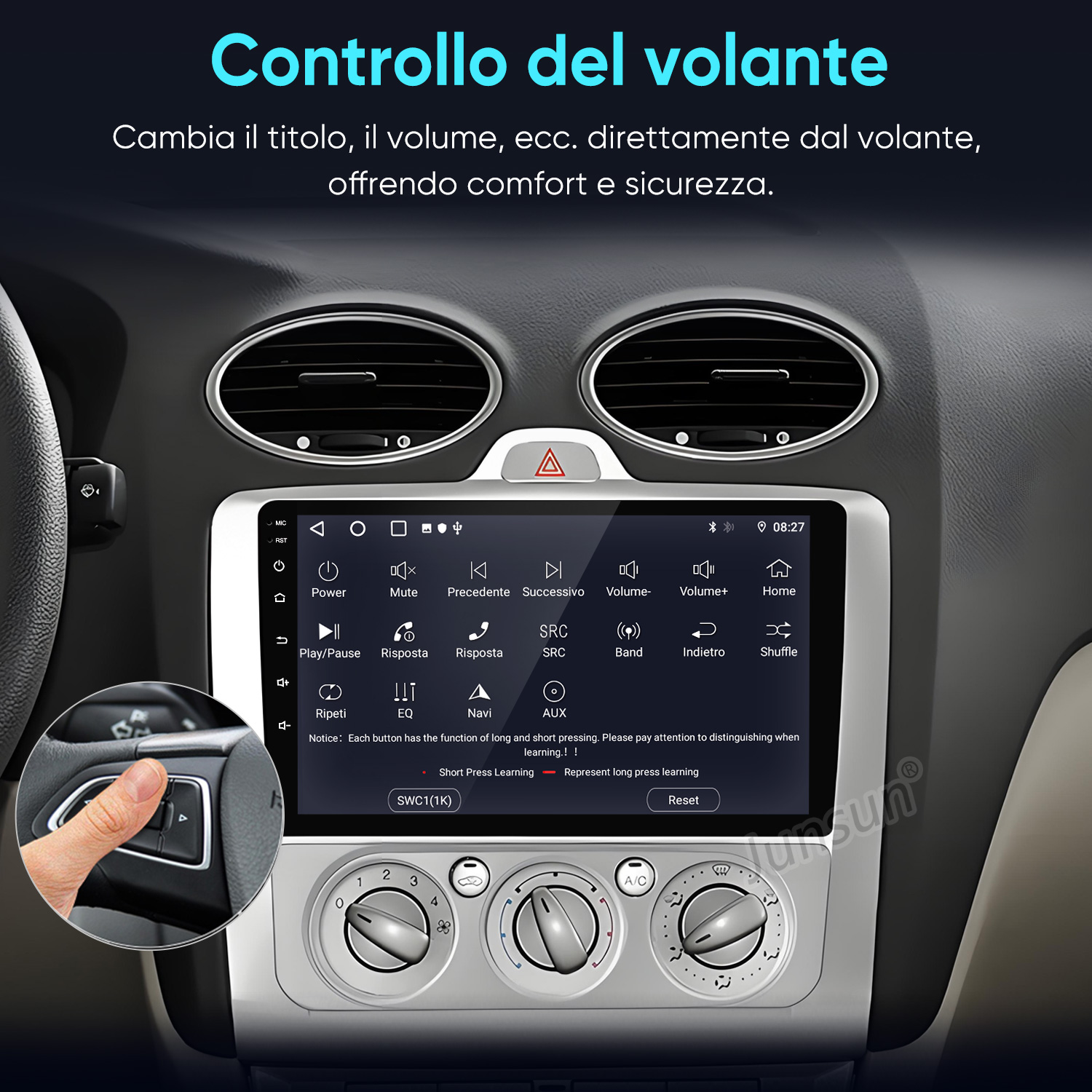 Un dito preme un pulsante sul volante di un'auto con sistema di infotainment touchscreen.