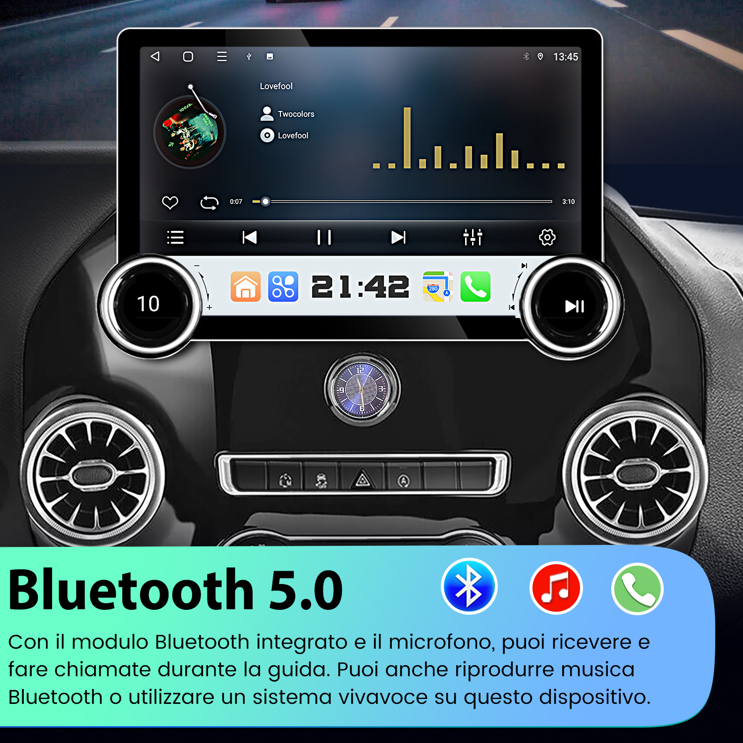 Display autoradio mostra musica, ora e icone Bluetooth.