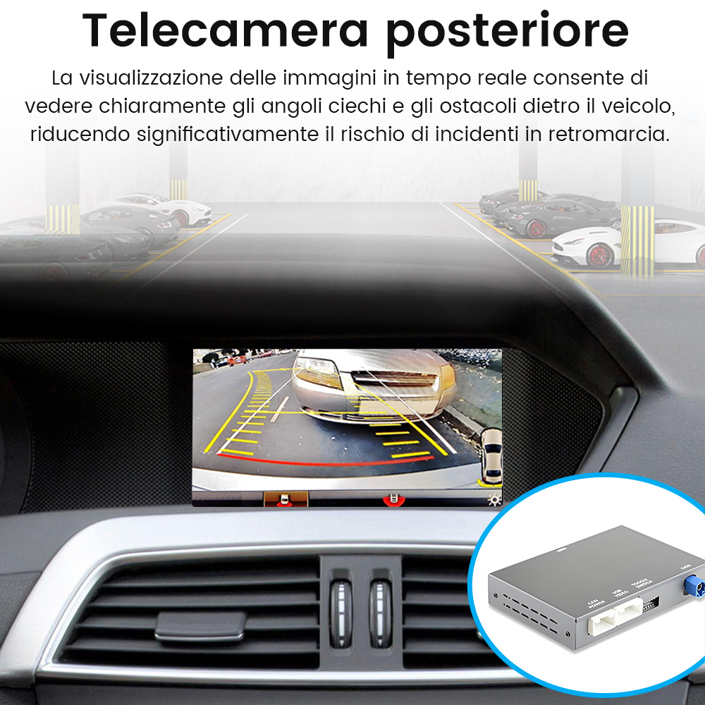 Schermo telecamera posteriore mostra auto da dietro, con linee di parcheggio.