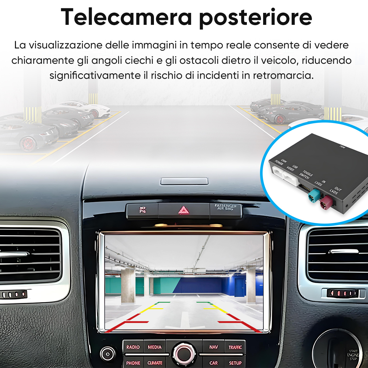 Interno auto con display telecamera posteriore che mostra un garage.