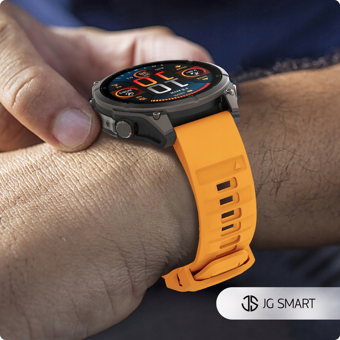 Osoba nosi smartwatch z pomarańczowym paskiem.