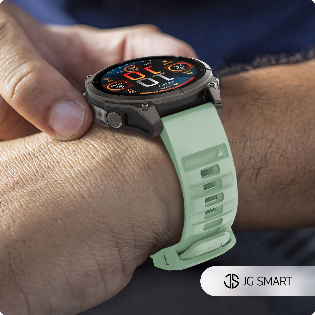 Osoba nosi smartwatch z jasnobeżowym paskiem. Tarcza zegarka pokazuje dane dotyczące czasu i aktywności.