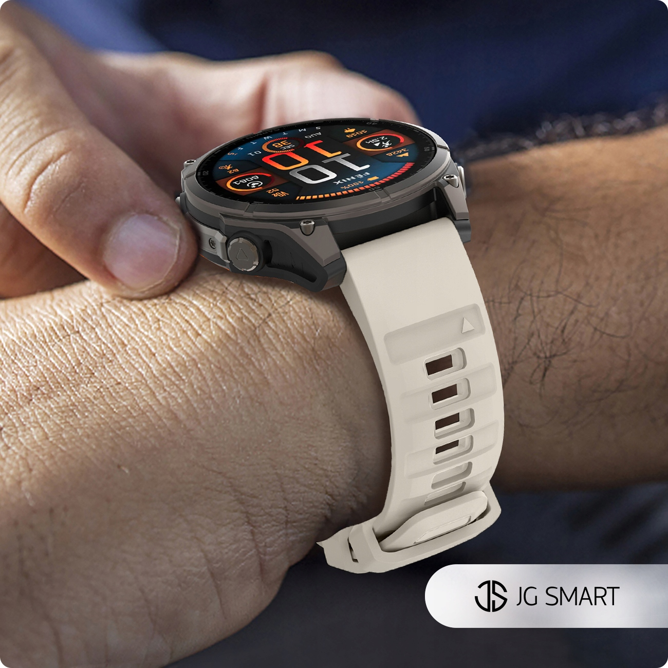 Na nadgarstku osoby znajduje się smartwatch z beżowym paskiem i ciemnoszarym bezelem.